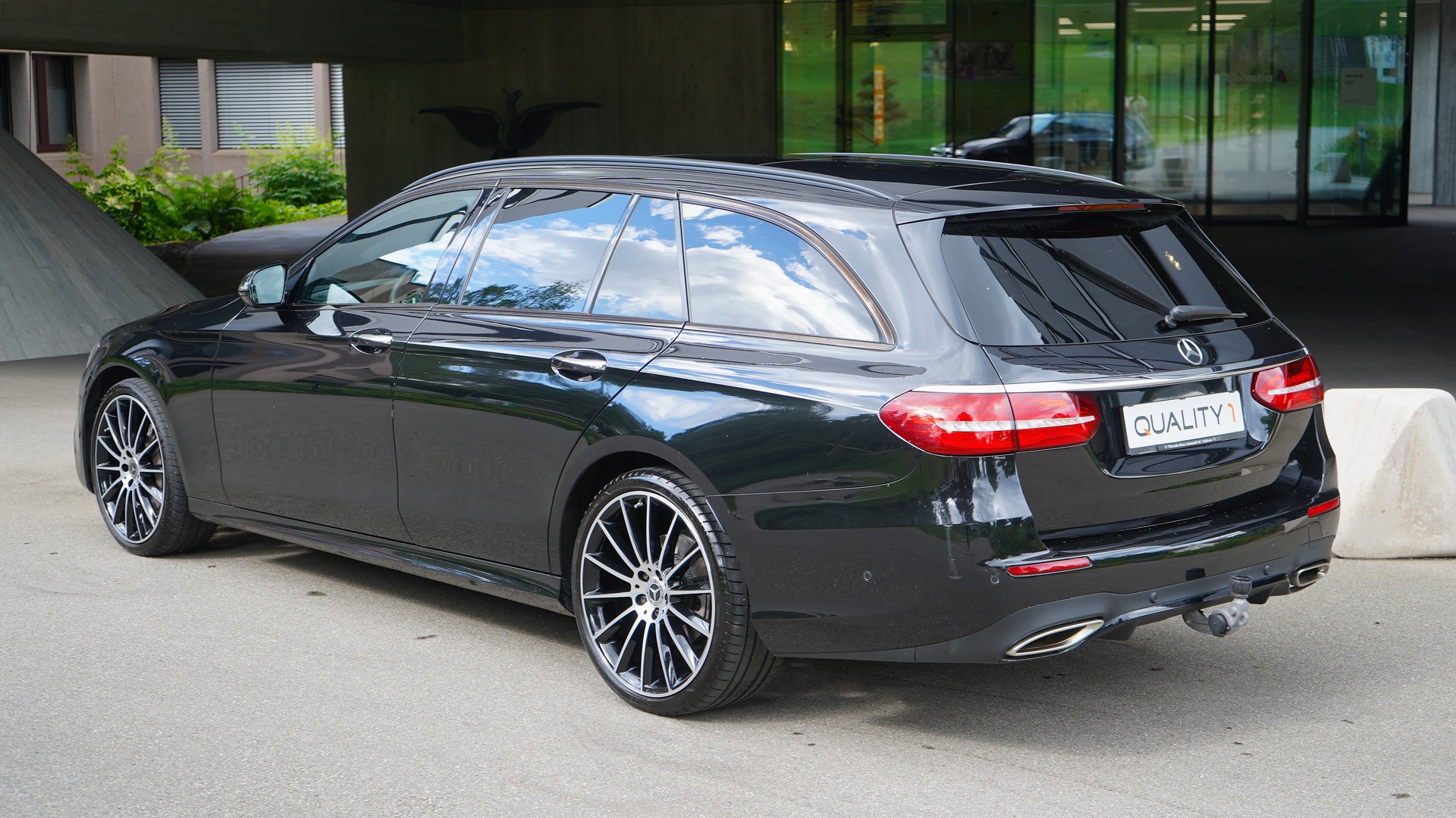 MERCEDES-BENZ E 200 AMG Line 4 Matic 9G-Tronic-image-2