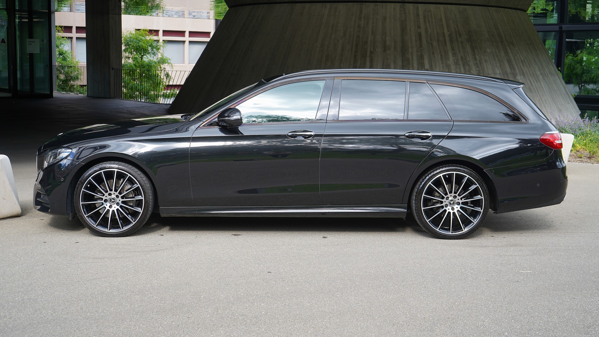 MERCEDES-BENZ E 200 AMG Line 4 Matic 9G-Tronic-image-5