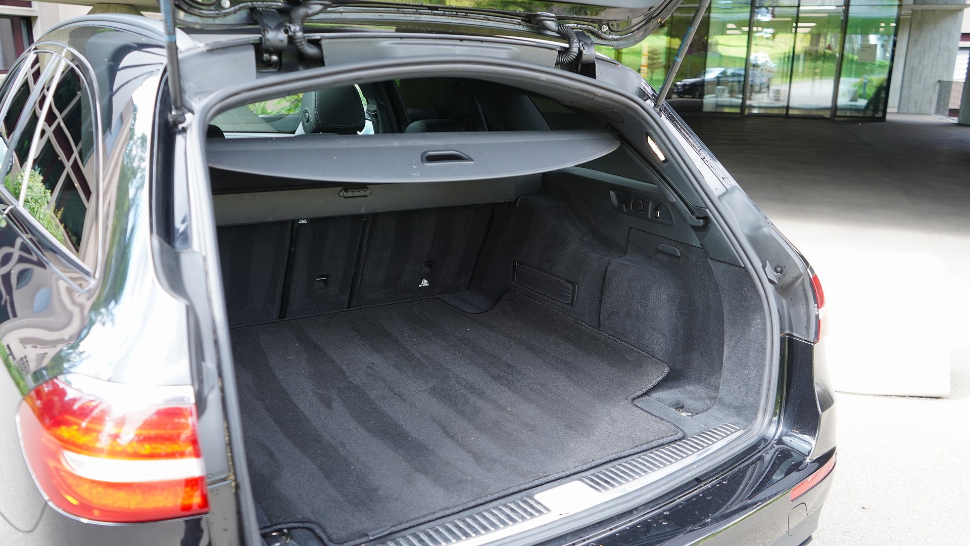 MERCEDES-BENZ E 200 AMG Line 4 Matic 9G-Tronic-image-13