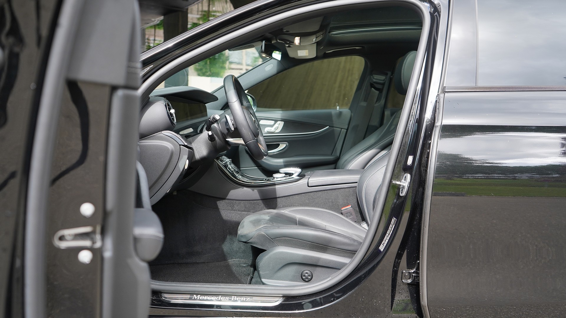 MERCEDES-BENZ E 200 AMG Line 4 Matic 9G-Tronic-image-6
