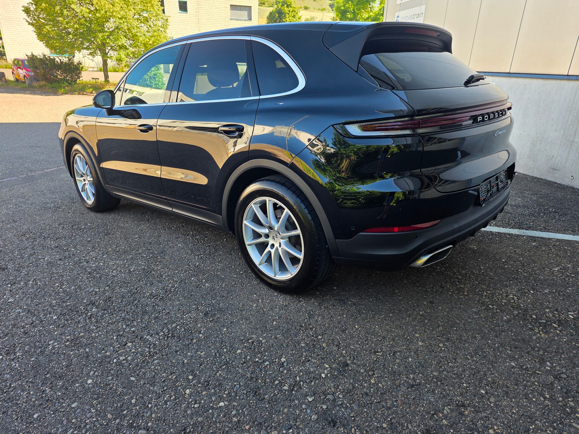 PORSCHE CAYENNE-image-1