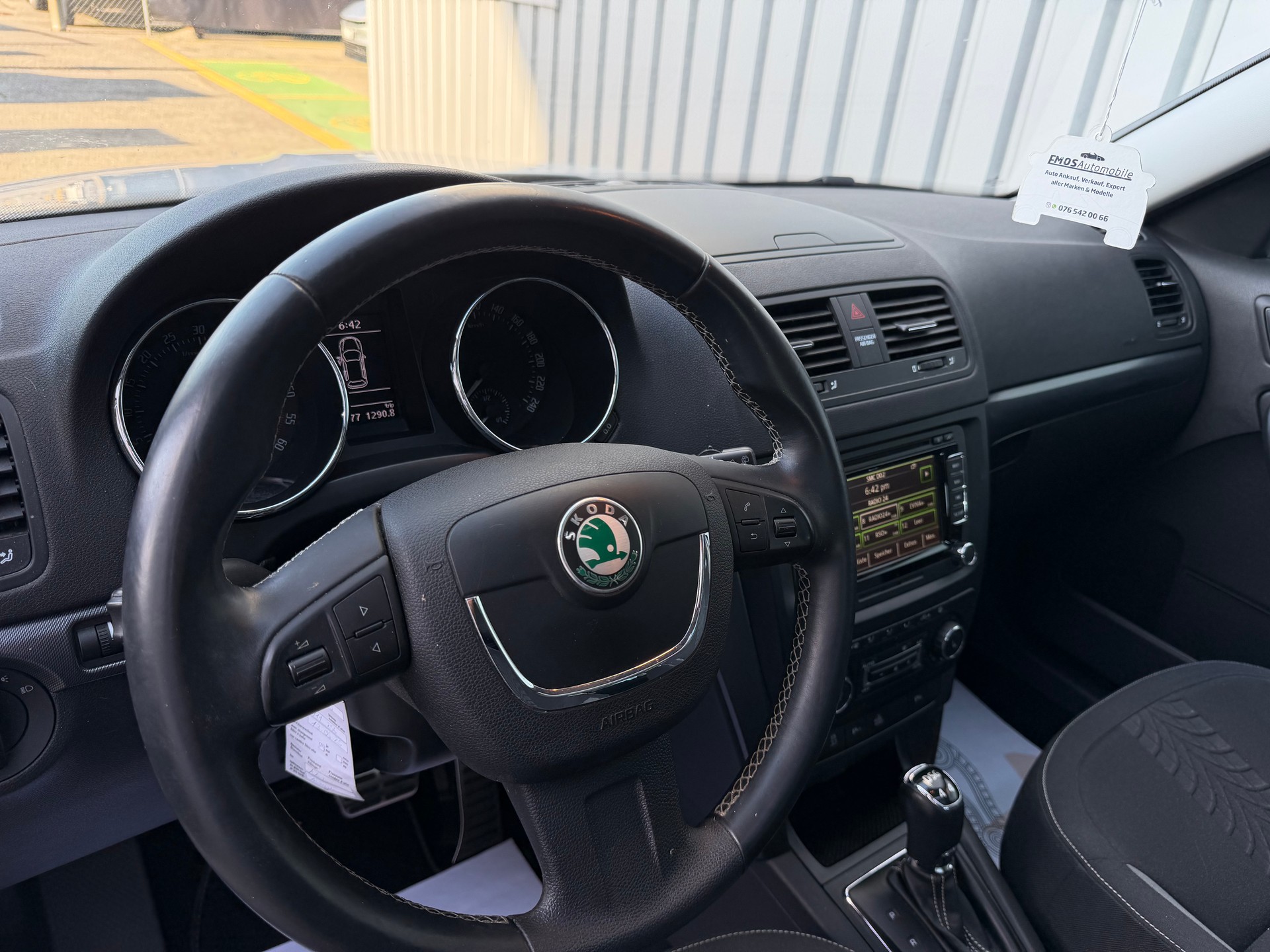 SKODA Yeti 2.0 TDI Adventure 4x4 DSG **Frisch Ab MFK** AHK 2000 ** Panoramadach **-image-13