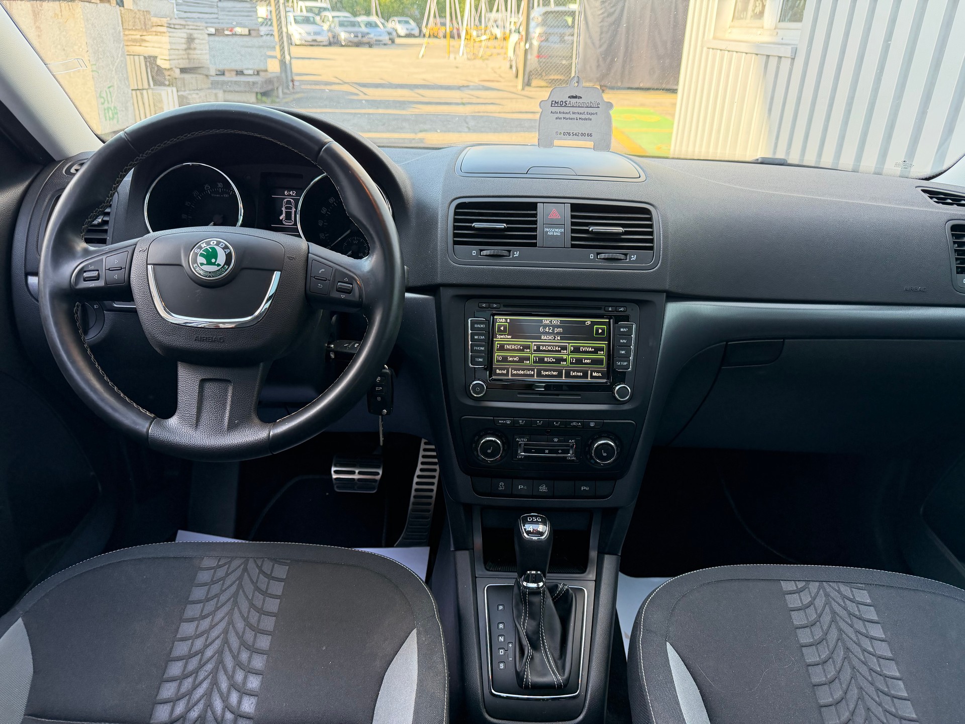 SKODA Yeti 2.0 TDI Adventure 4x4 DSG **Frisch Ab MFK** AHK 2000 ** Panoramadach **-image-7