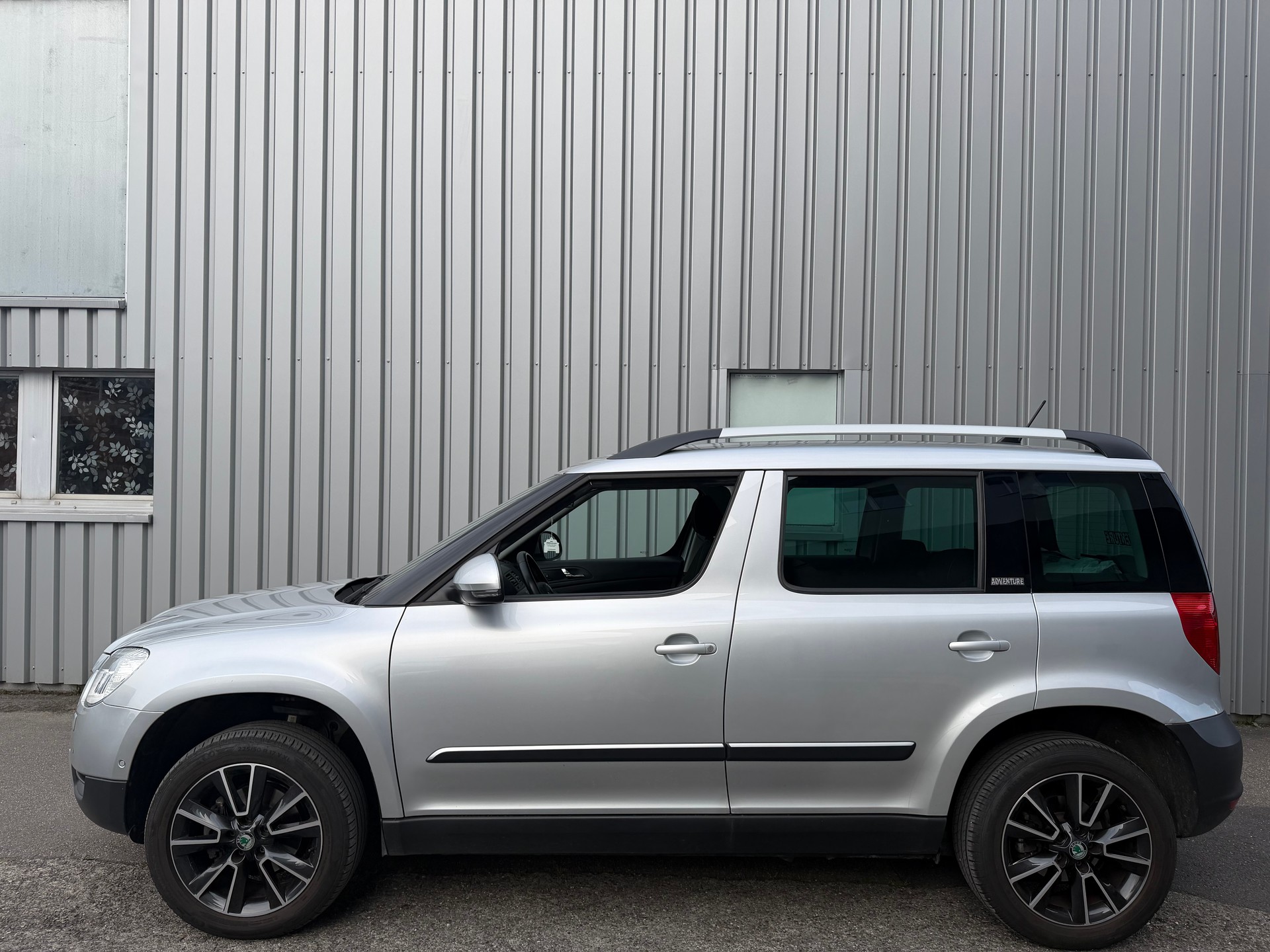 SKODA Yeti 2.0 TDI Adventure 4x4 DSG **Frisch Ab MFK** AHK 2000 ** Panoramadach **-image-3