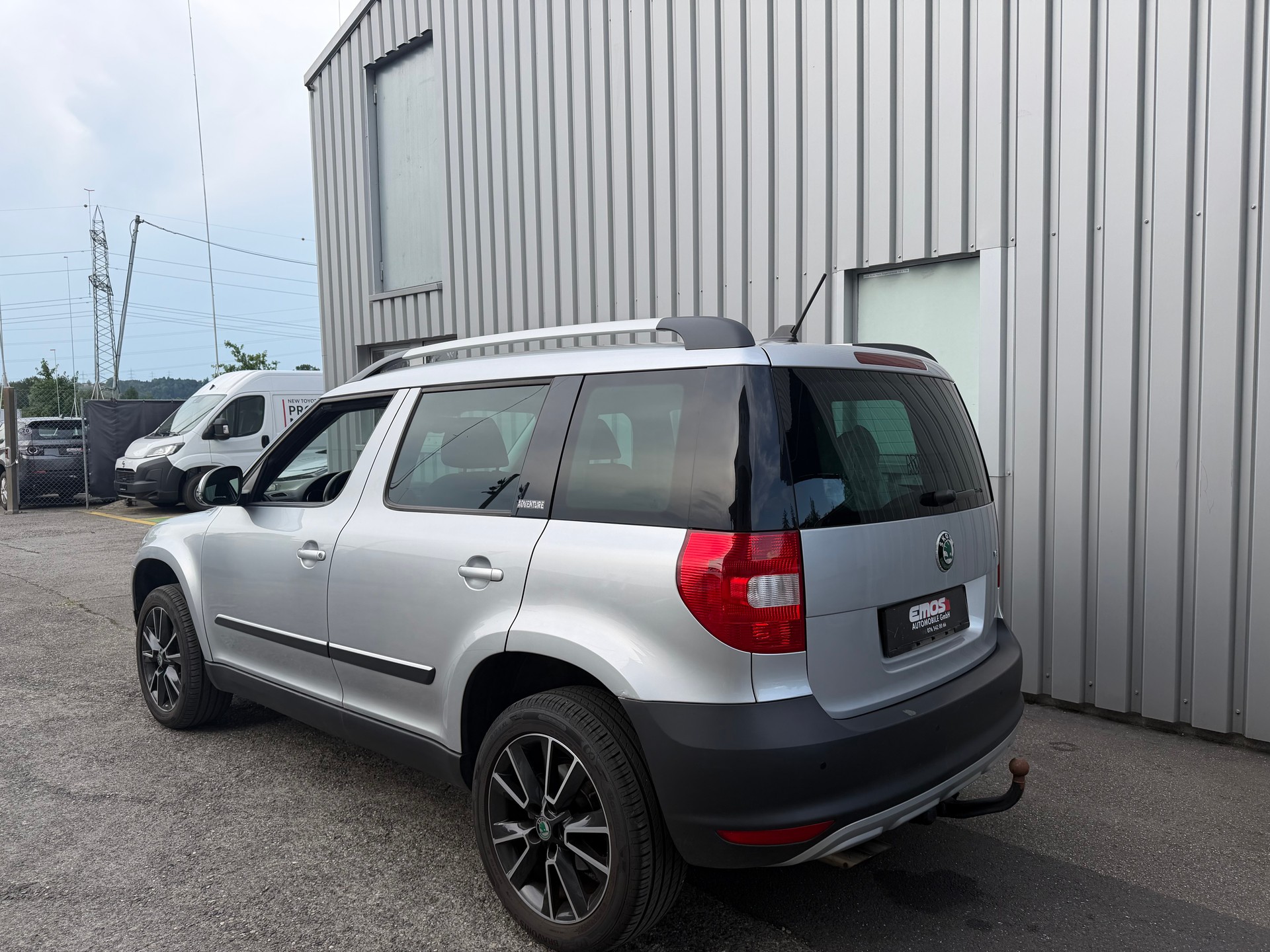 SKODA Yeti 2.0 TDI Adventure 4x4 DSG **Frisch Ab MFK** AHK 2000 ** Panoramadach **-image-4