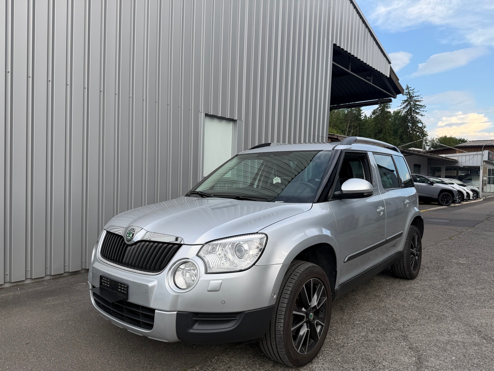 SKODA Yeti 2.0 TDI Adventure 4x4 DSG **Frisch Ab MFK** AHK 2000 ** Panoramadach **-image-0