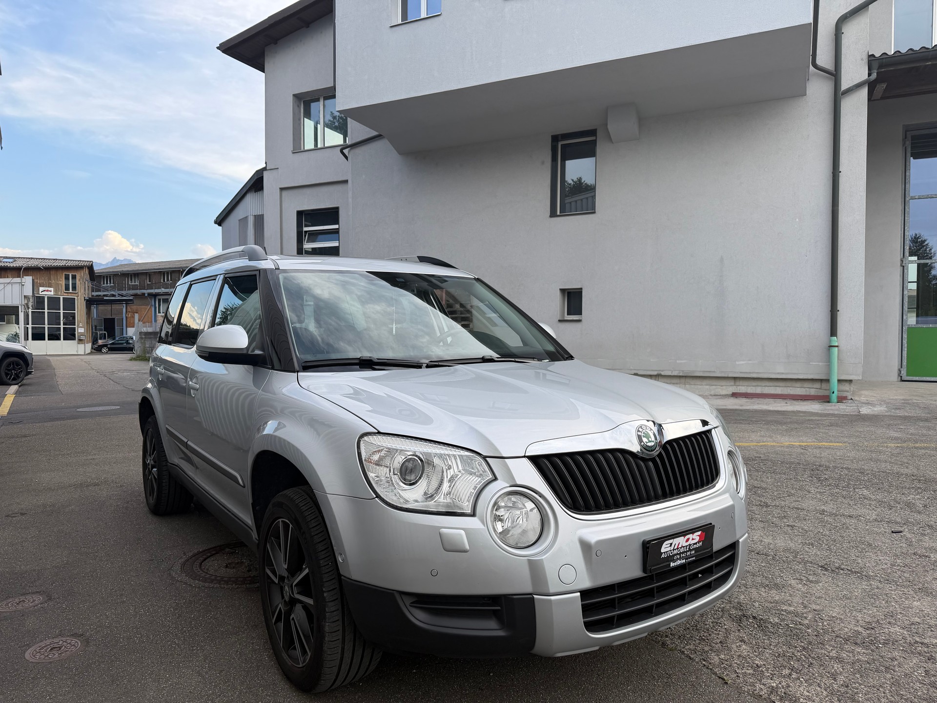 SKODA Yeti 2.0 TDI Adventure 4x4 DSG **Frisch Ab MFK** AHK 2000 ** Panoramadach **-image-2