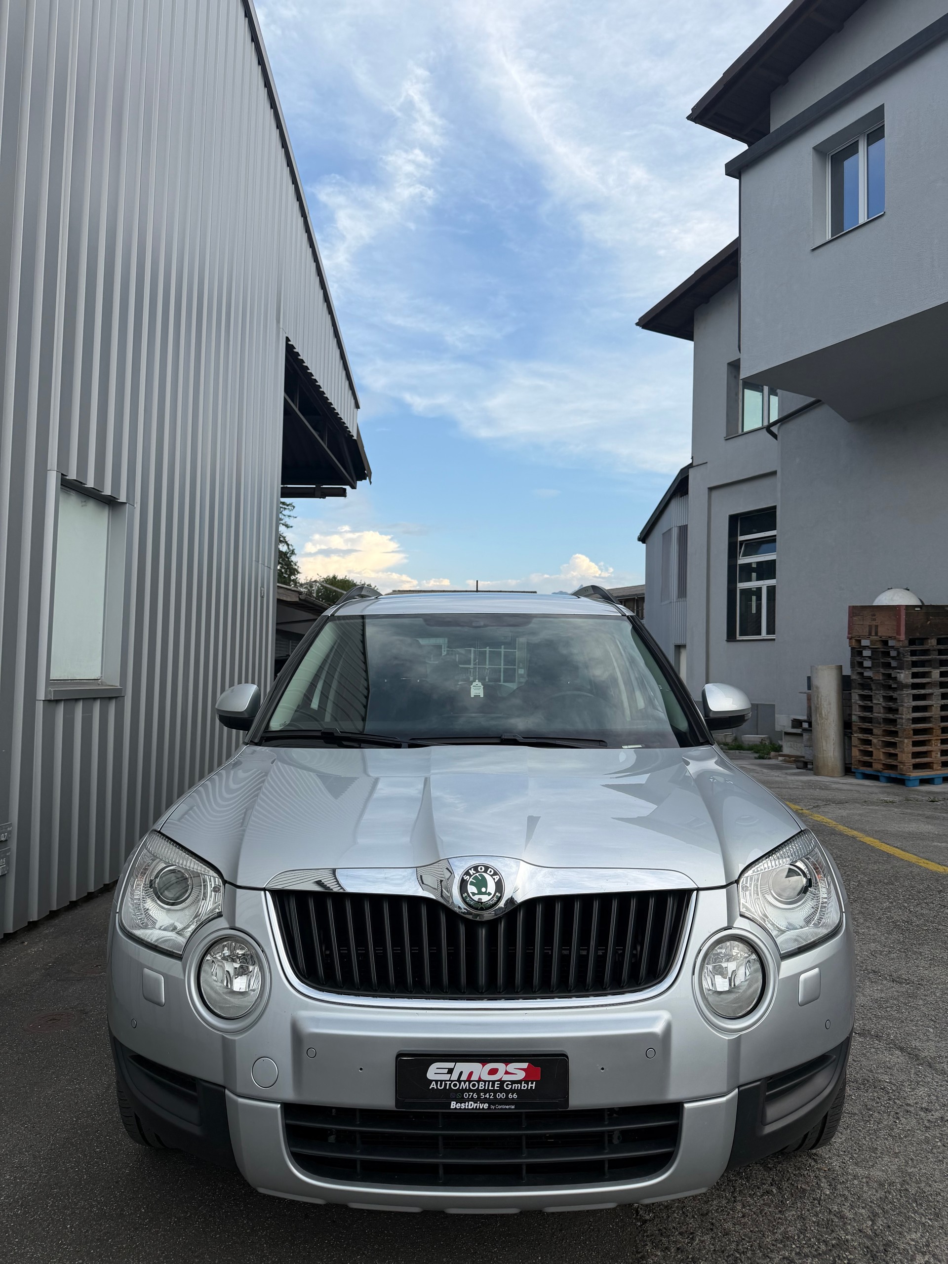 SKODA Yeti 2.0 TDI Adventure 4x4 DSG **Frisch Ab MFK** AHK 2000 ** Panoramadach **-image-1