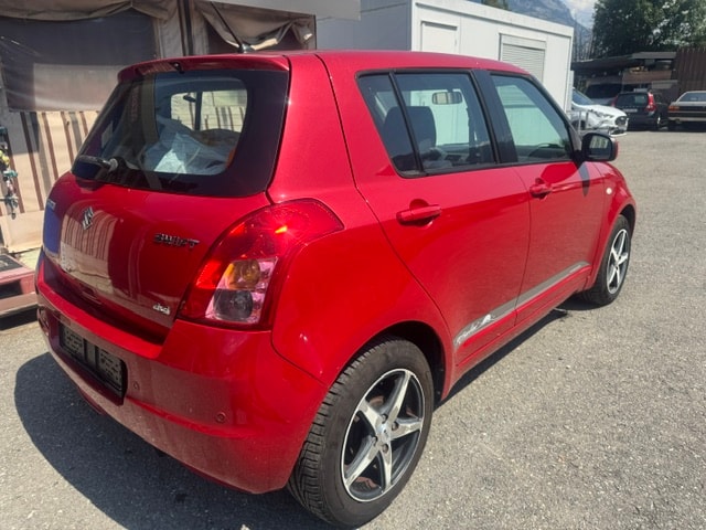 SUZUKI Swift 1.3i 16V GL Top Piz Sulai LE 4x4-image-8