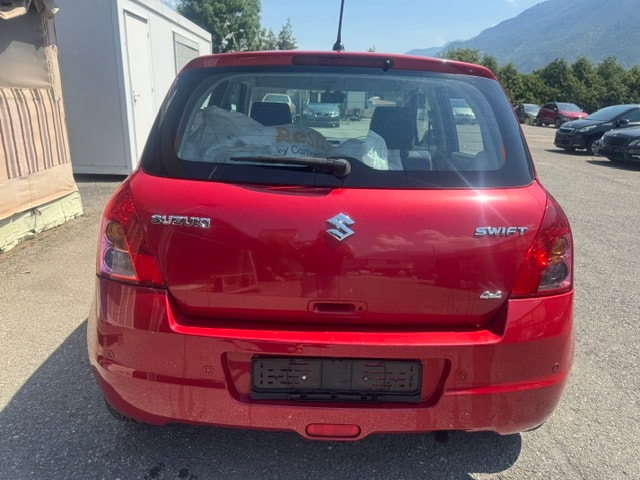 SUZUKI Swift 1.3i 16V GL Top Piz Sulai LE 4x4-image-9