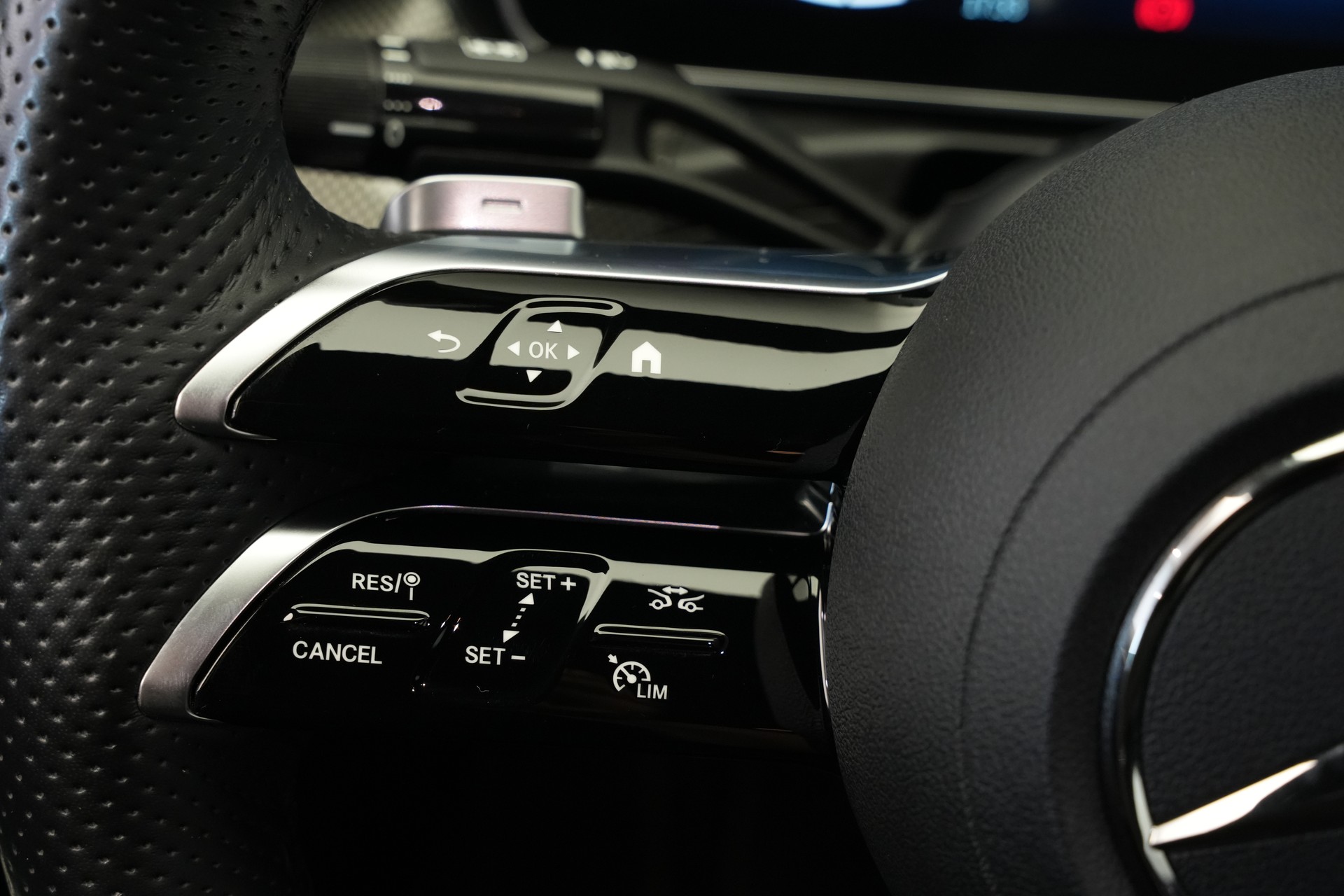 MERCEDES-BENZ C 300e 4Matic AMG Line *CH-Fahrzeug*-image-22