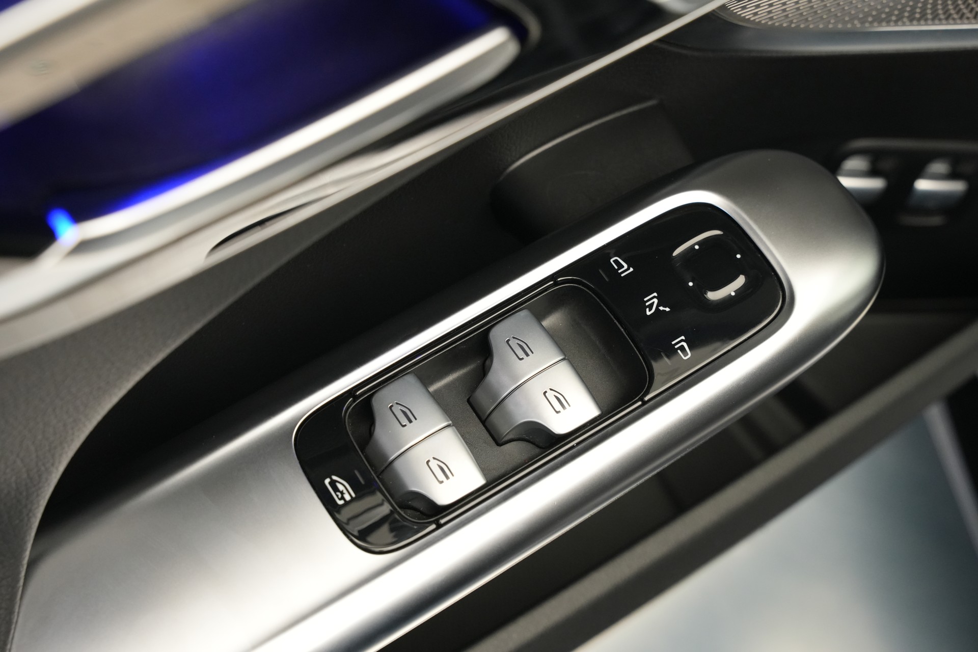 MERCEDES-BENZ C 300e 4Matic AMG Line *CH-Fahrzeug*-image-18