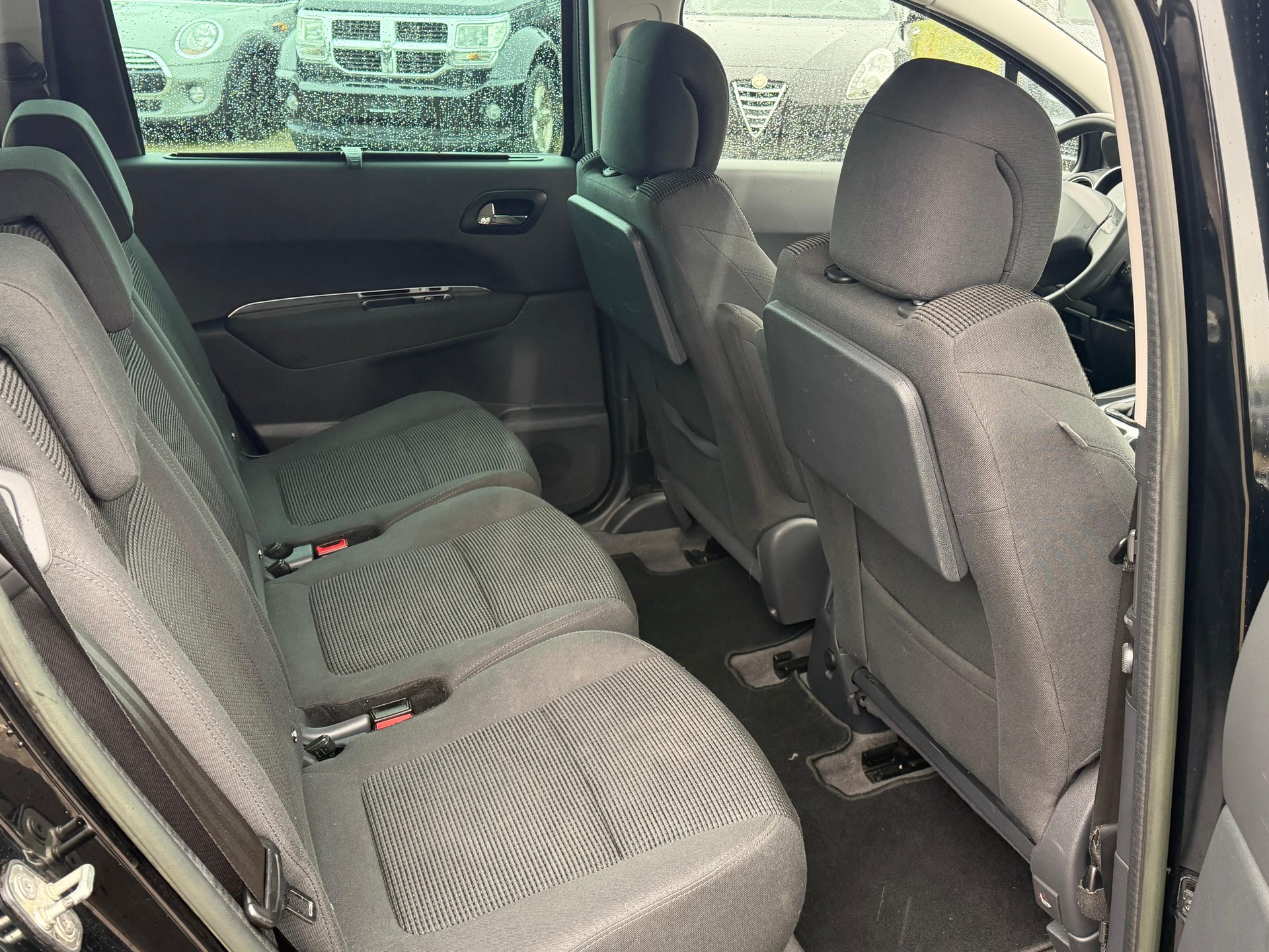 PEUGEOT 5008 2.0 HDi-image-7