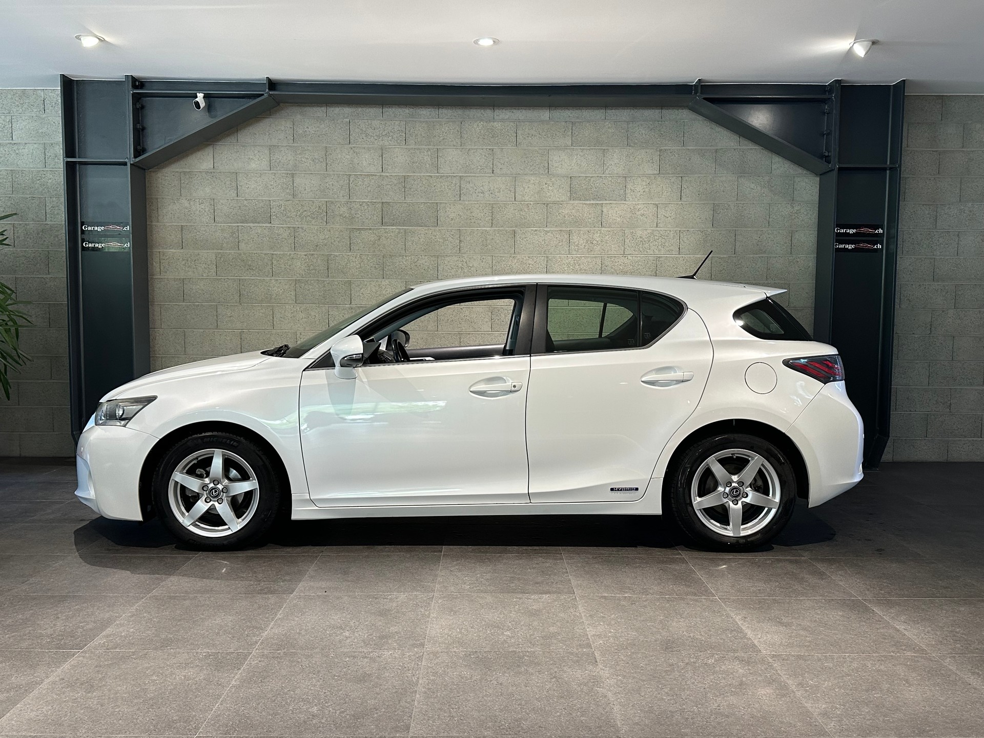 LEXUS CT 200h 1.8 comfort-image-0