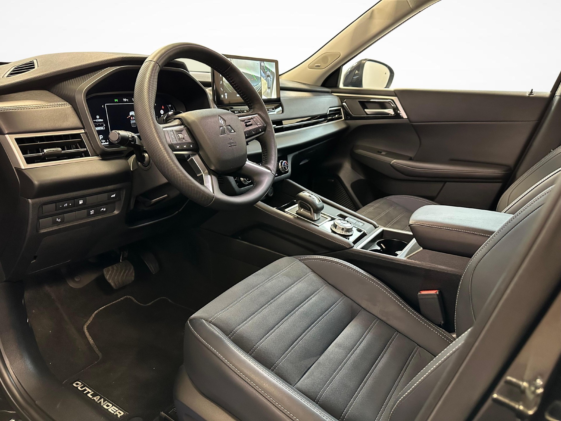 MITSUBISHI Outlander 2.4 PHEV Intense 4x4-image-3