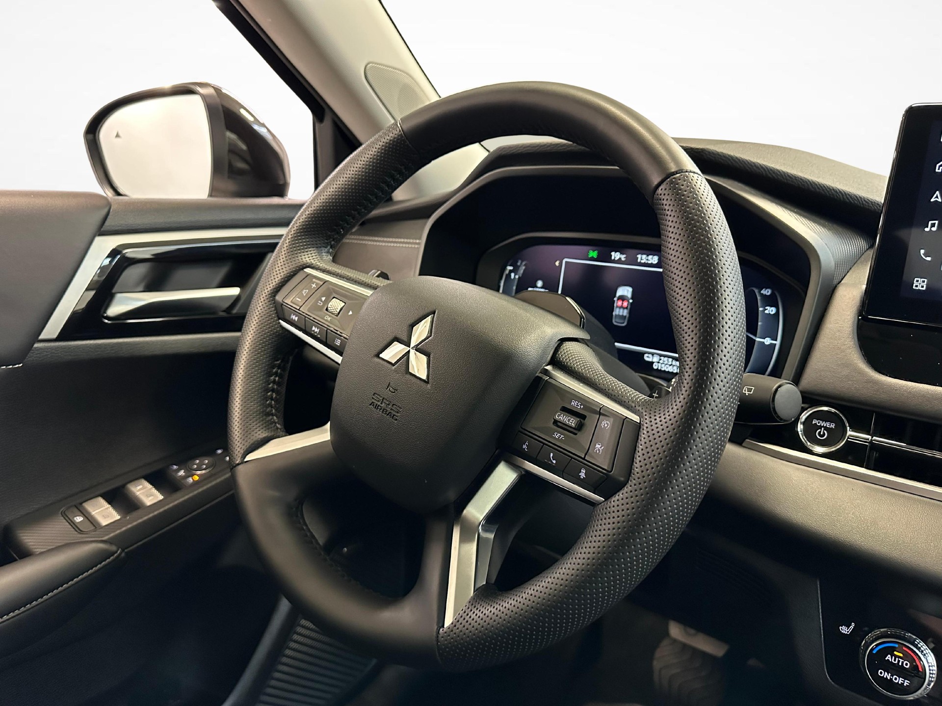 MITSUBISHI Outlander 2.4 PHEV Intense 4x4-image-6