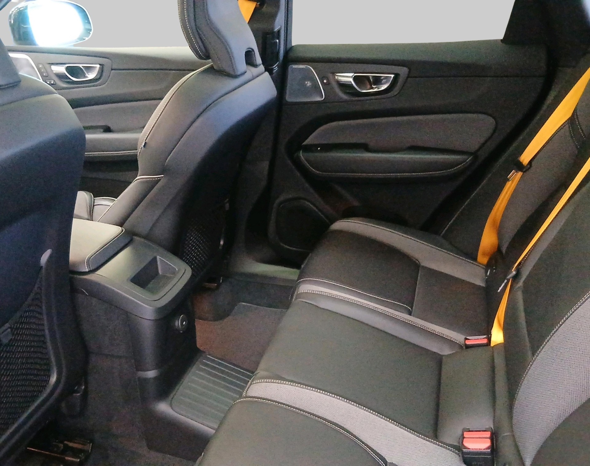 VOLVO XC60 2.0 T8 TE Polestar eAWD-image-3