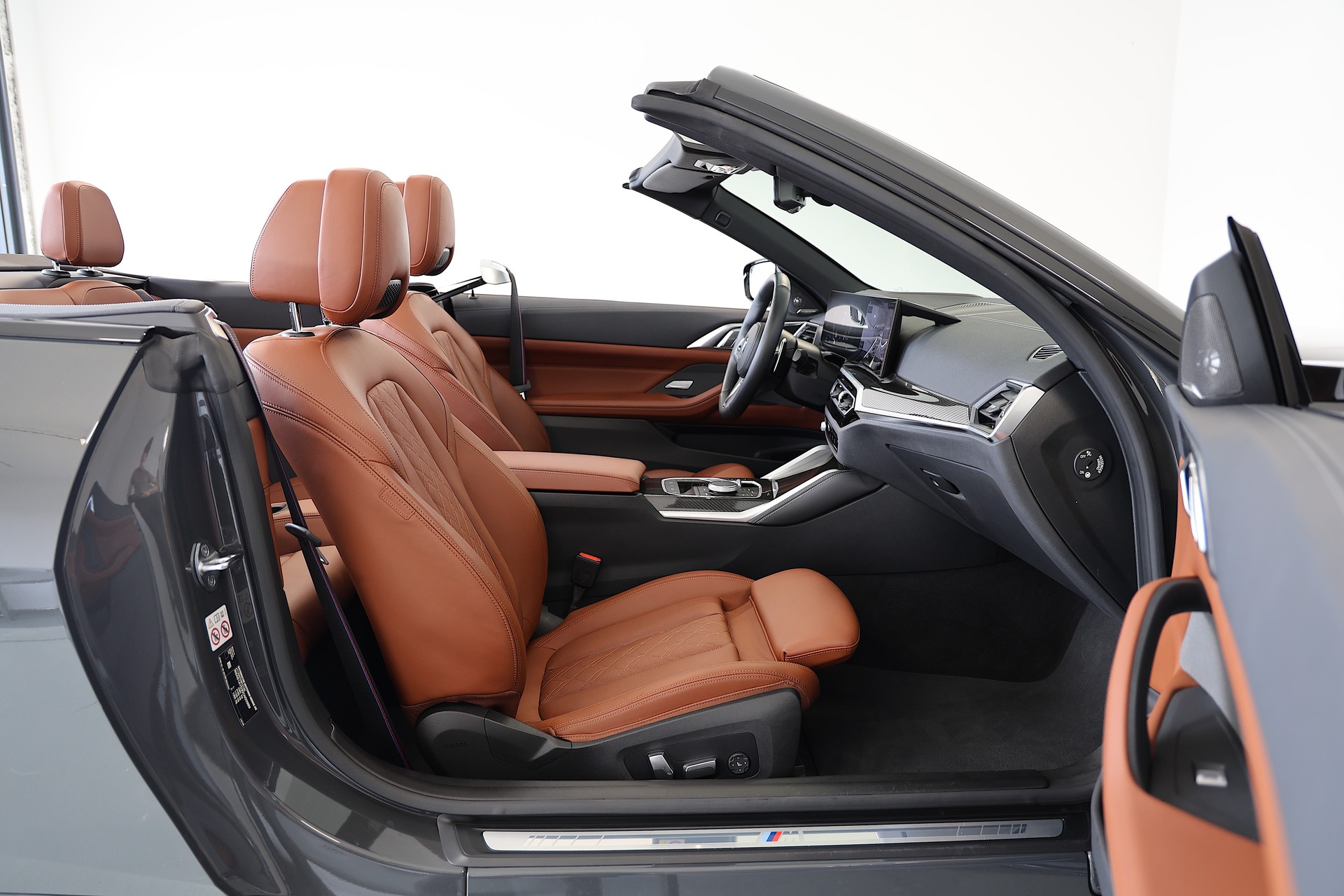 BMW M440i xDrive Cabrio-image-16