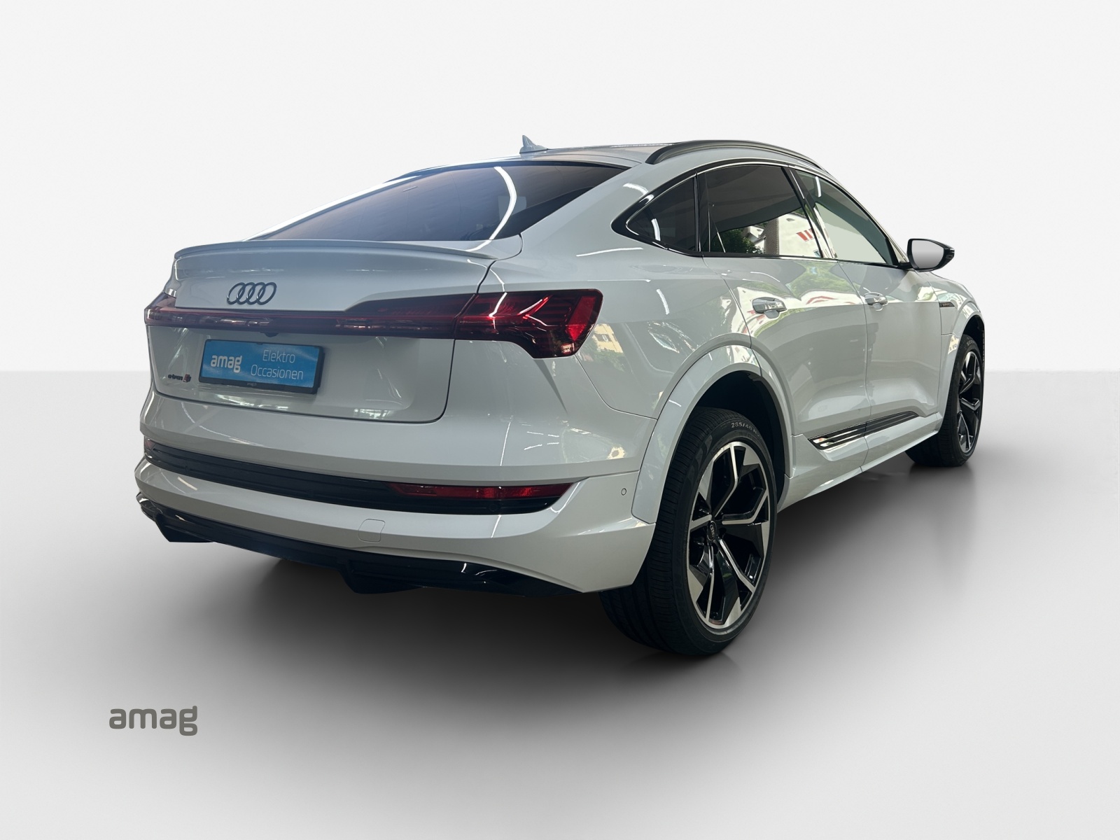 AUDI e-tron S Sportback quattro-image-4