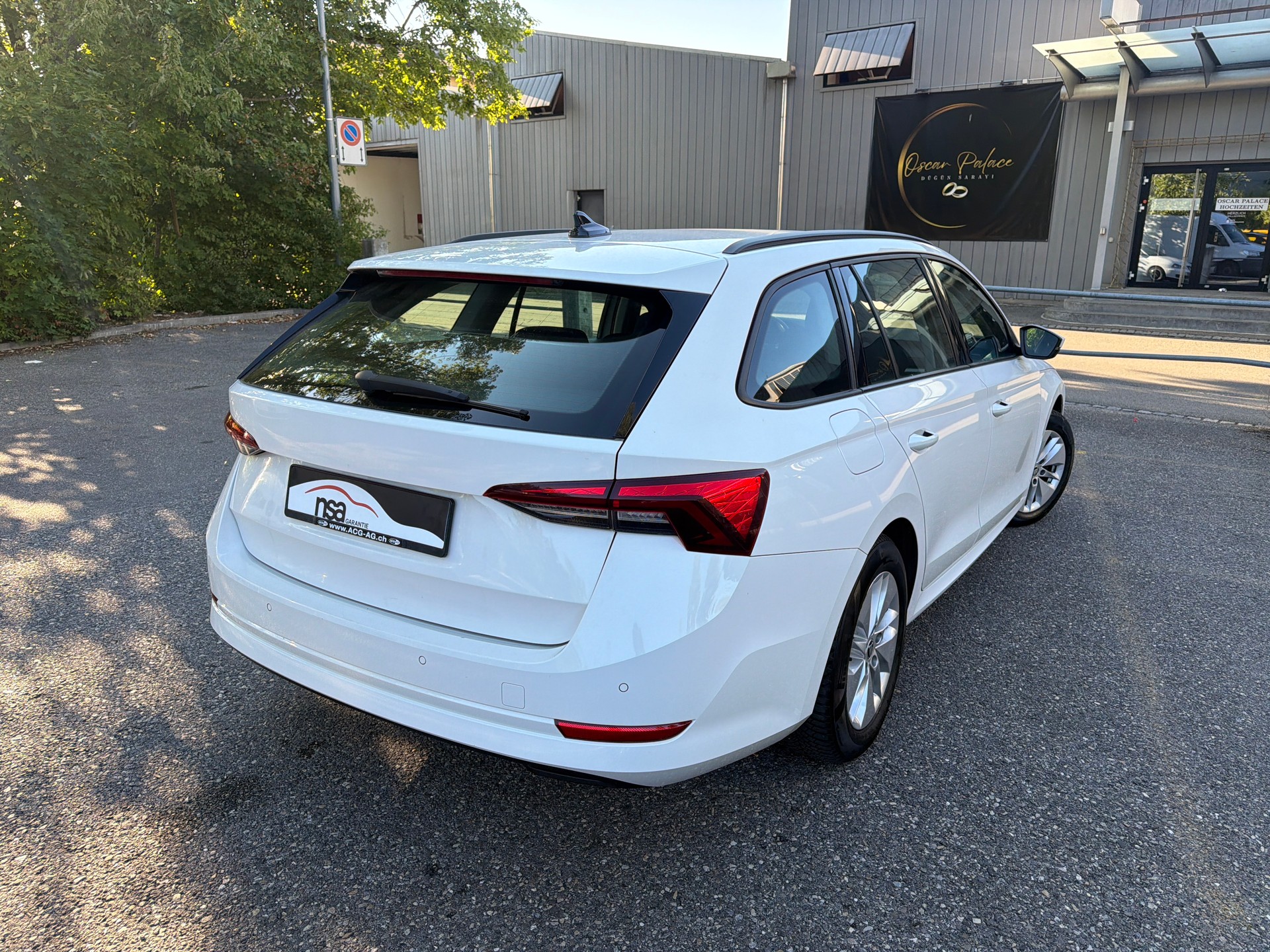 SKODA Octavia Combi 2.0 TDI DSG Ambition 4x4 * Gr. Navi * LED * PDC V&H ** Tempomat * Ab MFK-image-4