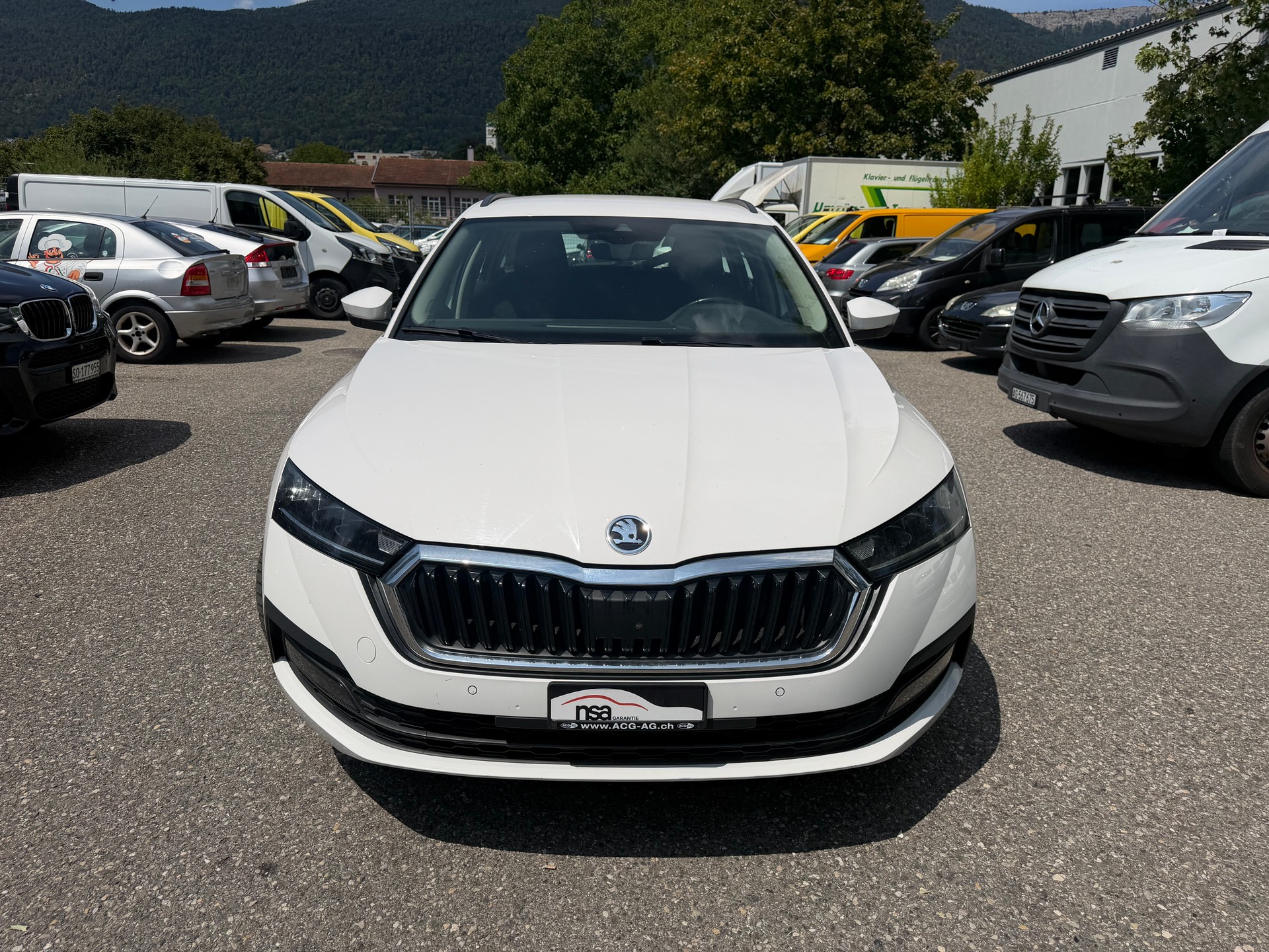 SKODA Octavia Combi 2.0 TDI DSG Ambition 4x4 * Gr. Navi * LED * PDC V&H ** Tempomat * Ab MFK-image-1