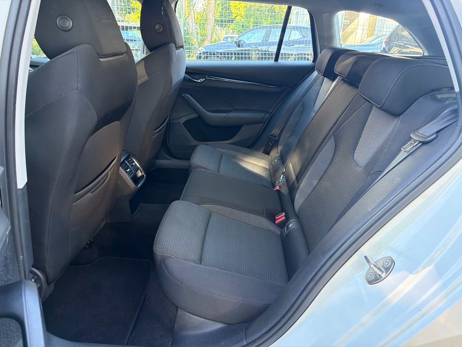 SKODA Octavia Combi 2.0 TDI DSG Ambition 4x4 * Gr. Navi * LED * PDC V&H ** Tempomat * Ab MFK-image-8