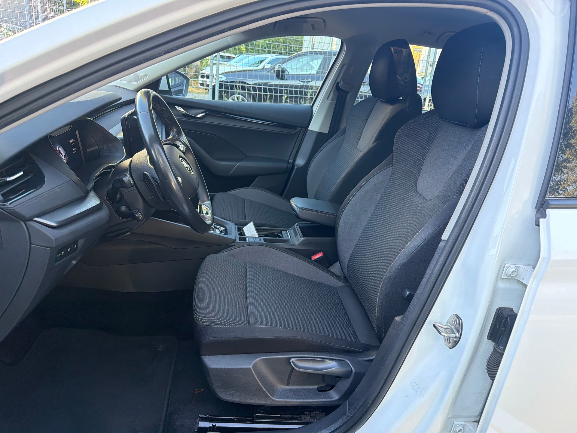 SKODA Octavia Combi 2.0 TDI DSG Ambition 4x4 * Gr. Navi * LED * PDC V&H ** Tempomat * Ab MFK-image-3