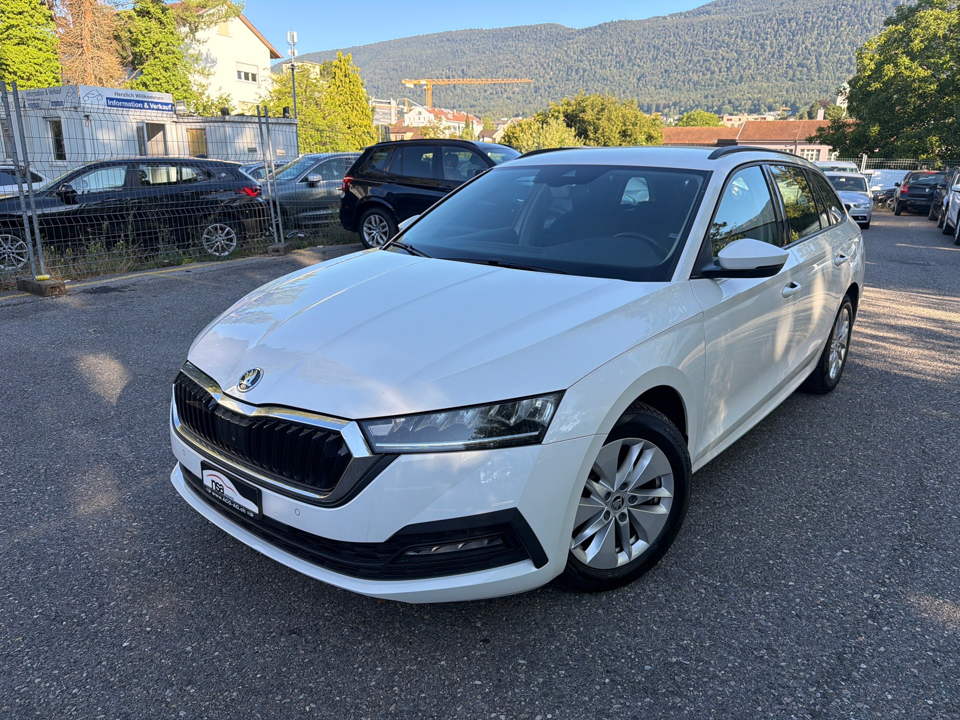 SKODA Octavia Combi 2.0 TDI DSG Ambition 4x4 * Gr. Navi * LED * PDC V&H ** Tempomat * Ab MFK-image-0