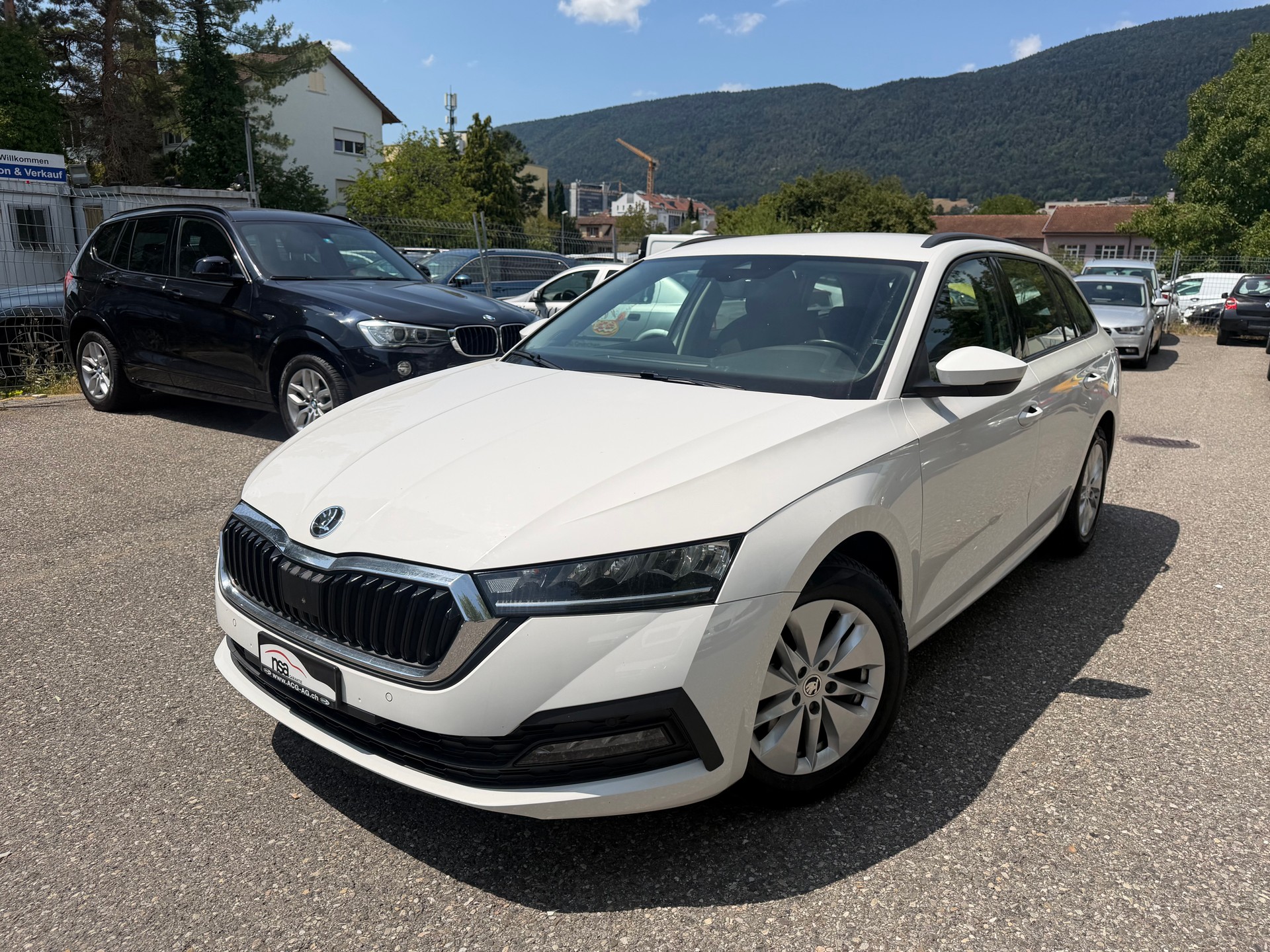 SKODA Octavia Combi 2.0 TDI DSG Ambition 4x4 * Gr. Navi * LED * PDC V&H ** Tempomat * Ab MFK-image-0