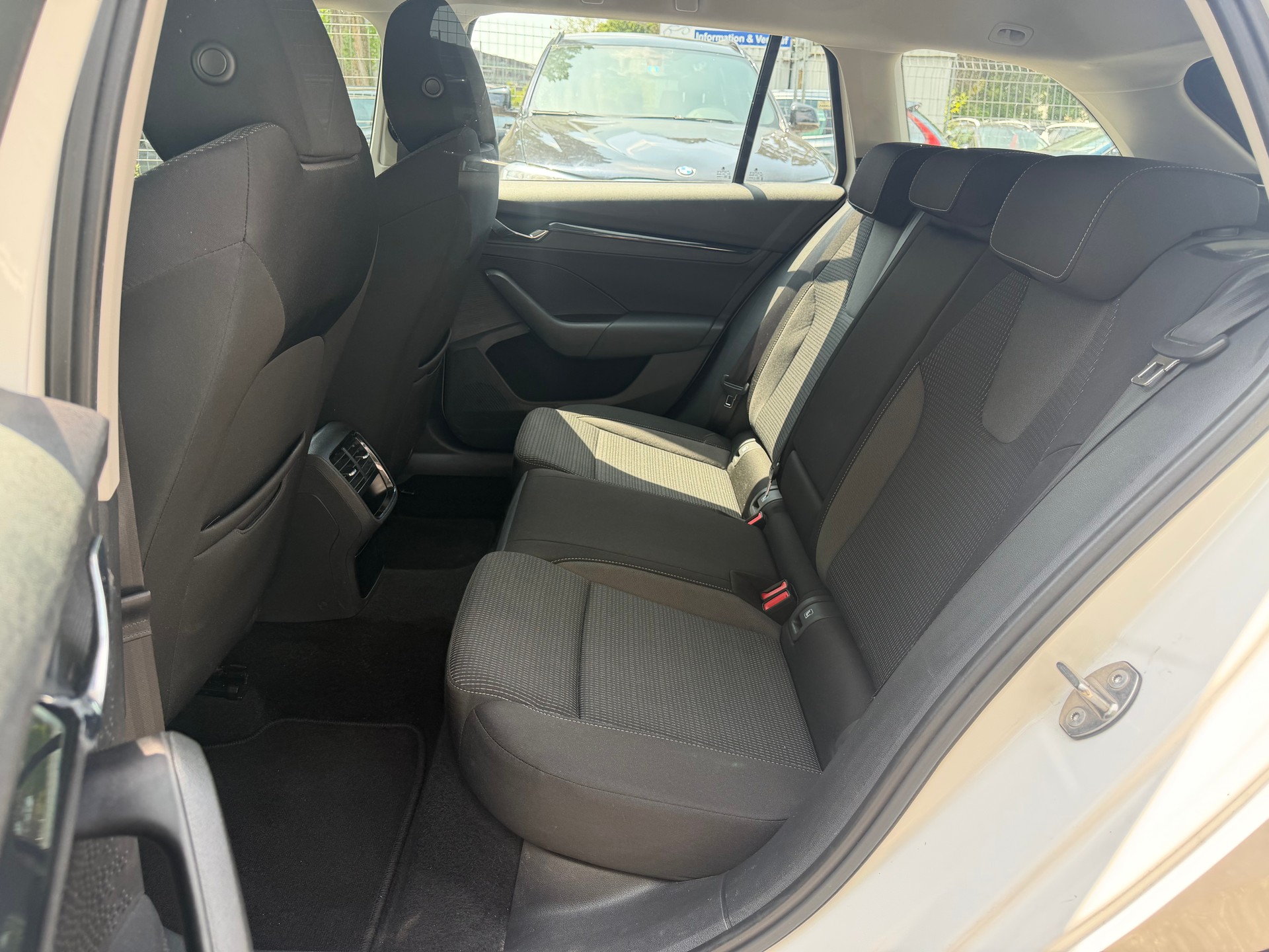 SKODA Octavia Combi 2.0 TDI DSG Ambition 4x4 * Gr. Navi * LED * PDC V&H ** Tempomat * Ab MFK-image-2