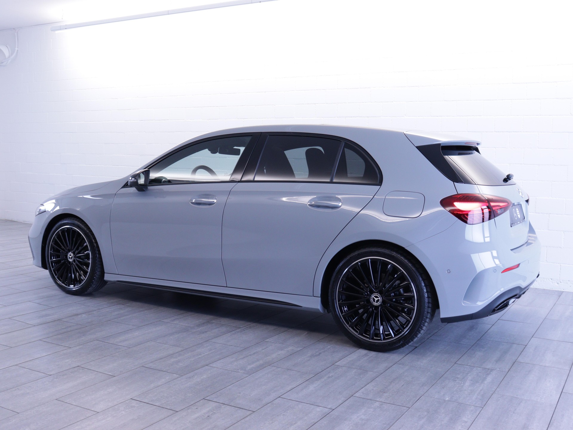 MERCEDES-BENZ A 220 d AMG Line-image-2