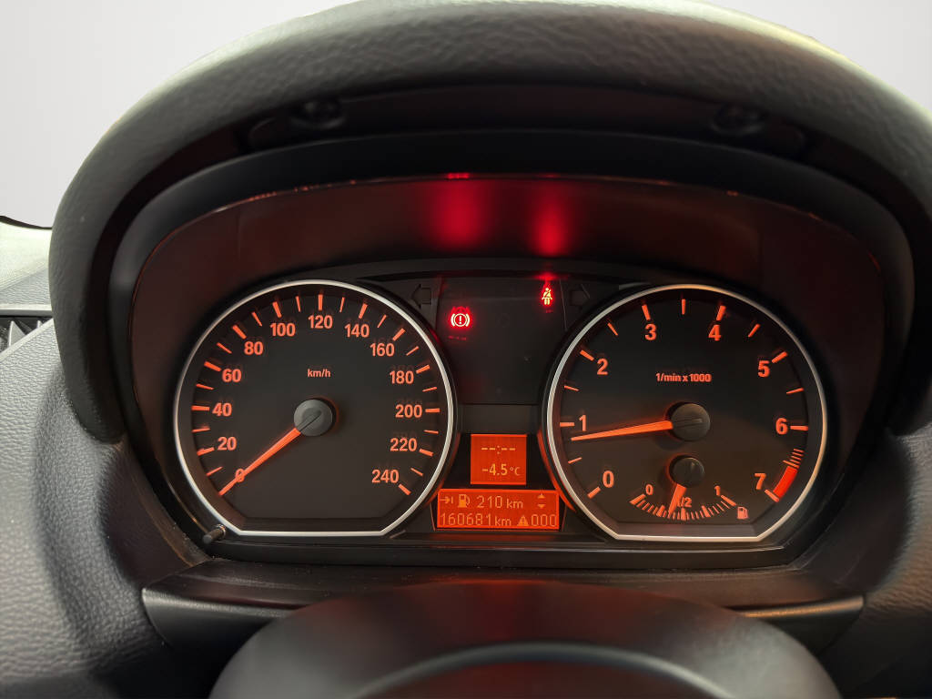 BMW 118i-image-10