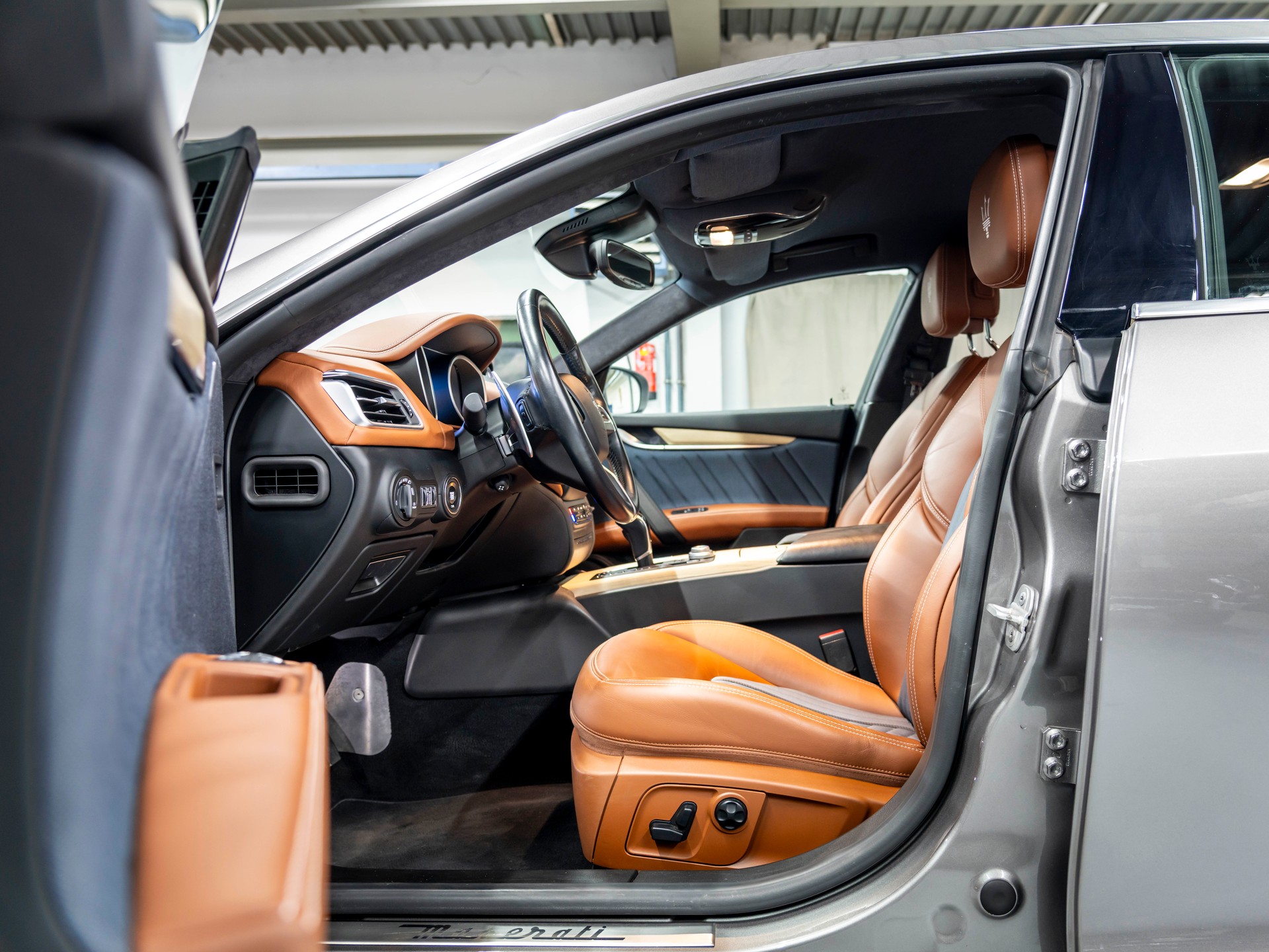 MASERATI Ghibli S Q4 3.0 V6 GranLusso Automatica-image-18