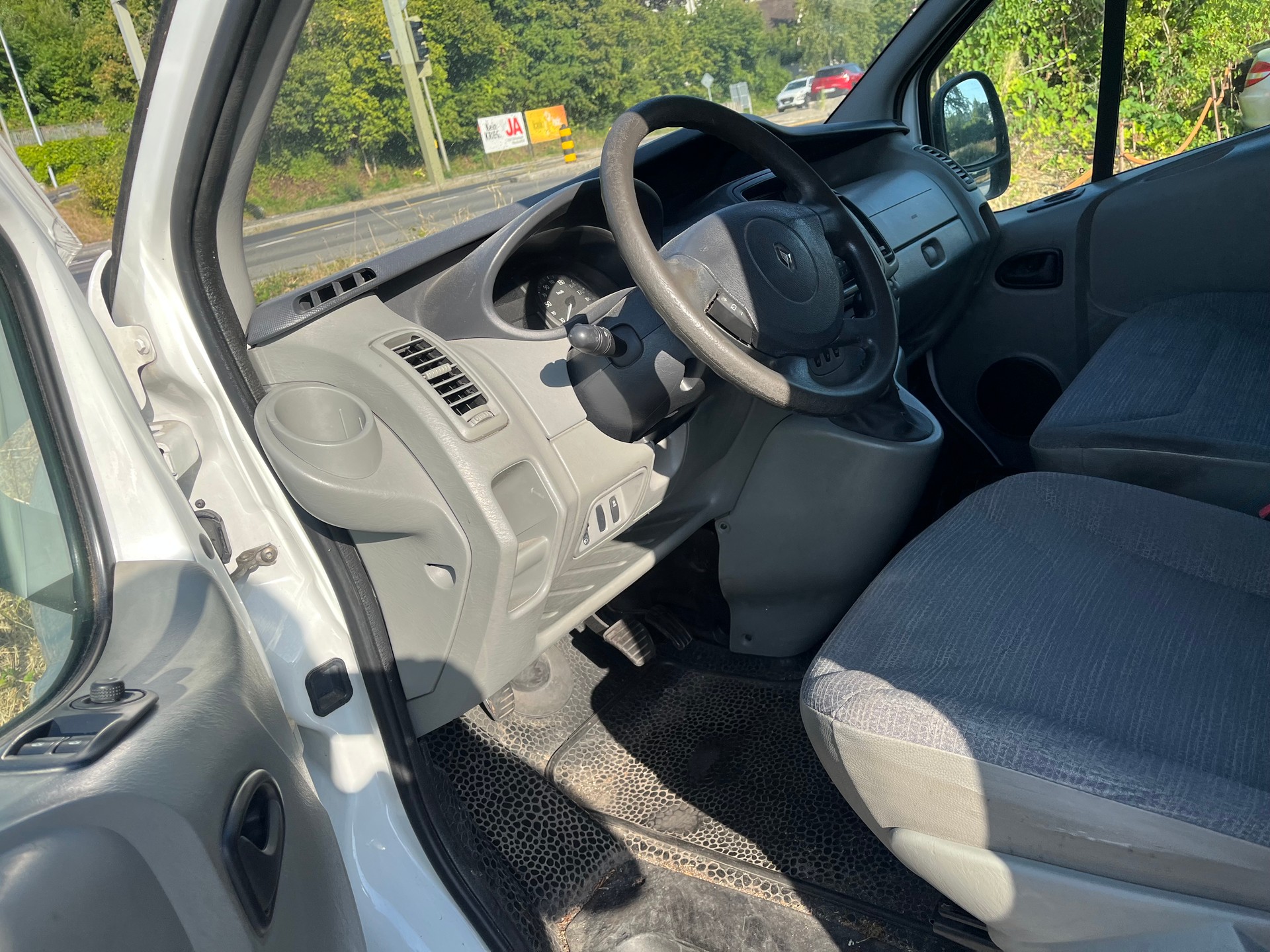 RENAULT Trafic 2.0 dCi 115 2.9t L1H1-image-8