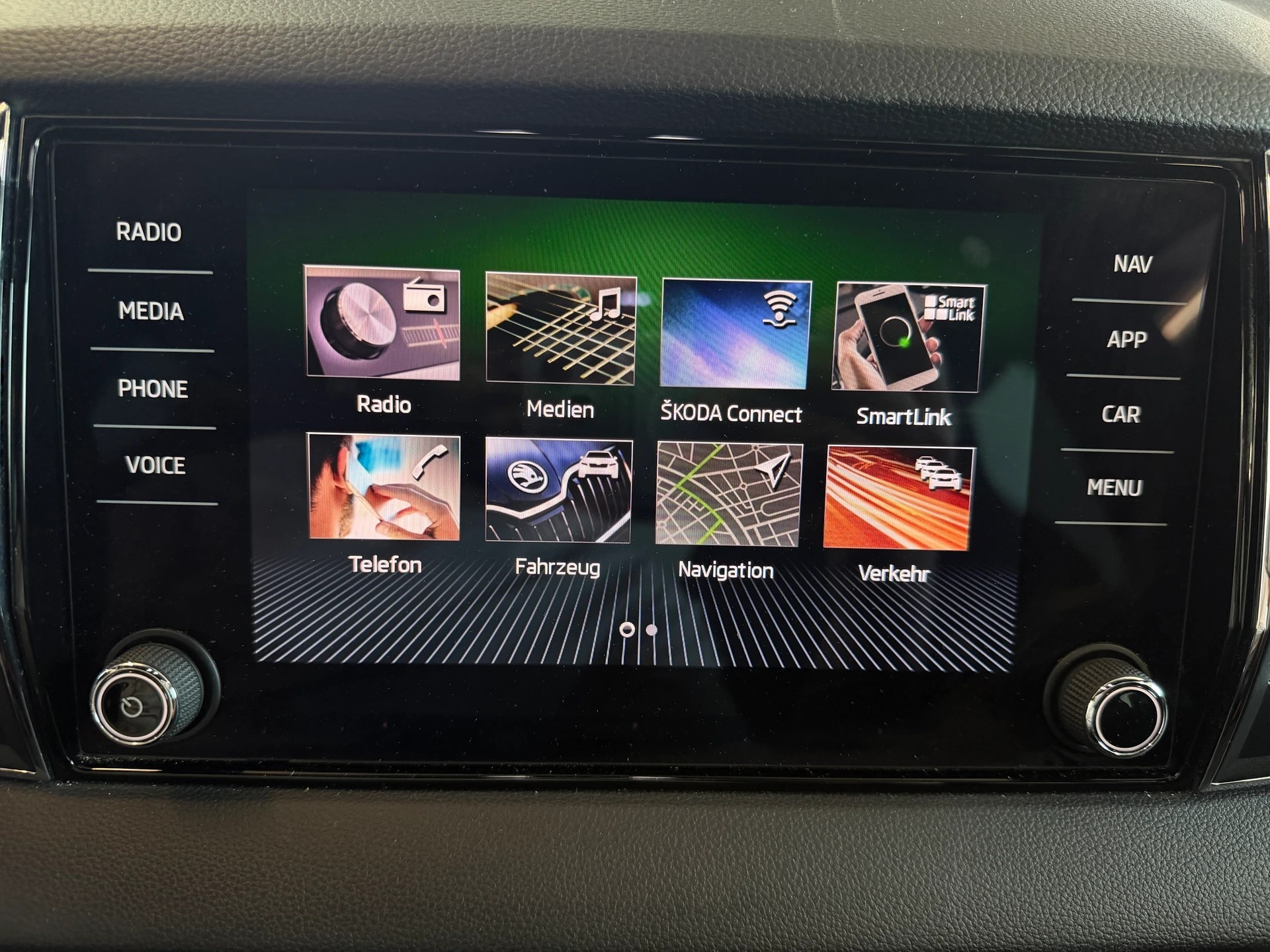 SKODA Karoq 2.0 TSI SportLine 4x4 DSG | CH-Auto | Aus 1-Hand | Frisch MFK | RF-Kamera-image-18