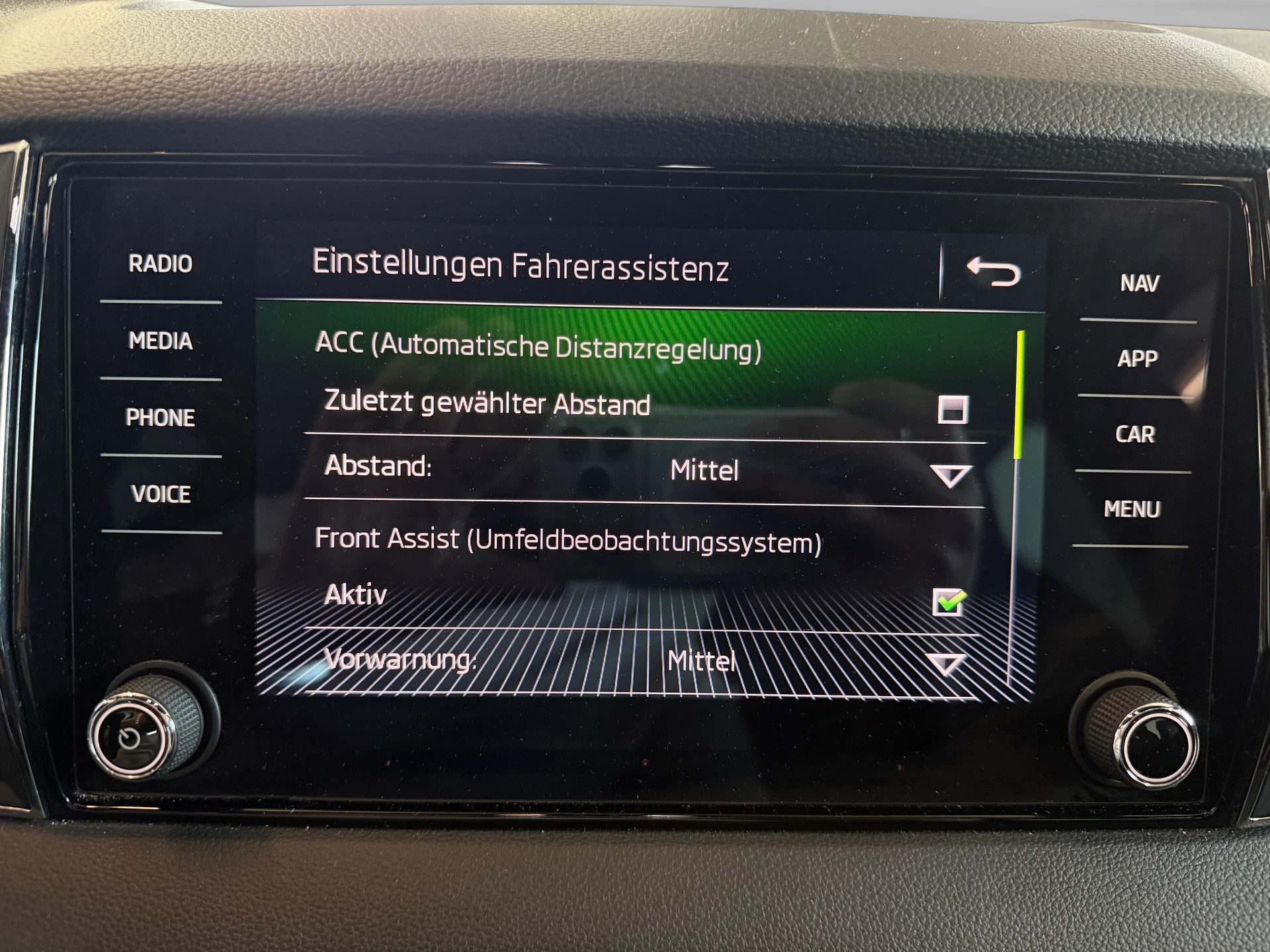 SKODA Karoq 2.0 TSI SportLine 4x4 DSG | CH-Auto | Aus 1-Hand | Frisch MFK | RF-Kamera-image-20