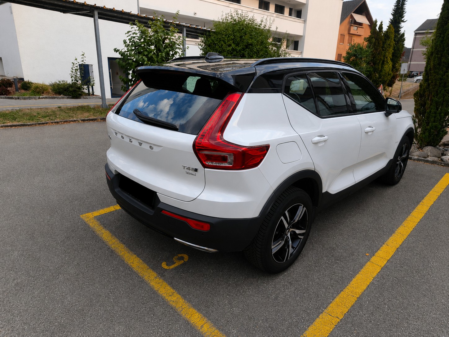 VOLVO 2.0 T4 R-Design AWD-image-2