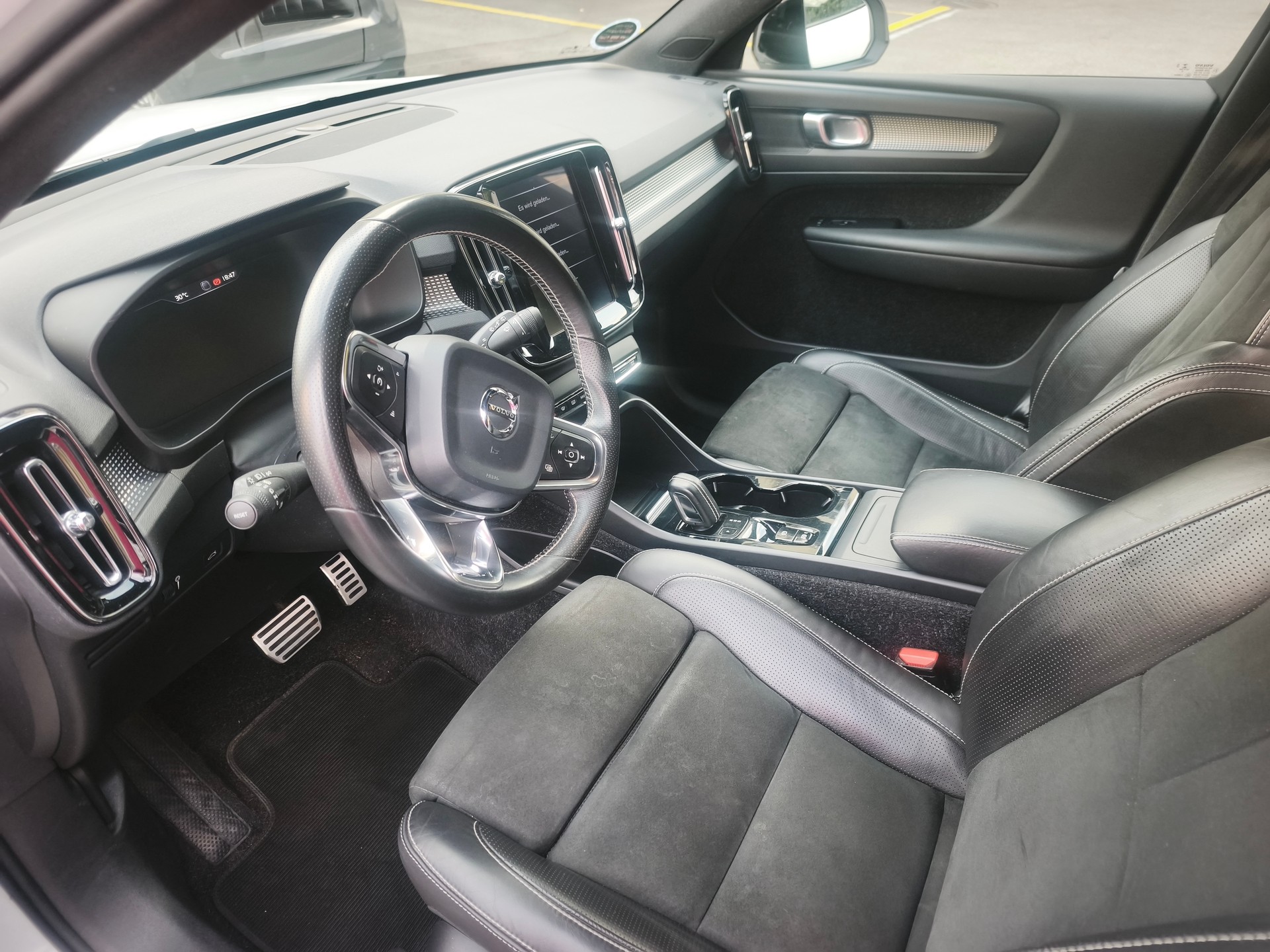 VOLVO 2.0 T4 R-Design AWD-image-3