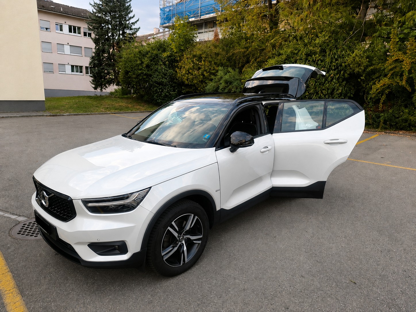 VOLVO 2.0 T4 R-Design AWD-image-1