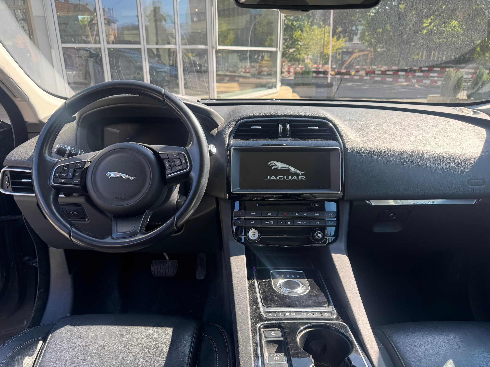 JAGUAR F-Pace 3.0 TD Prestige AWD Automatik-image-9