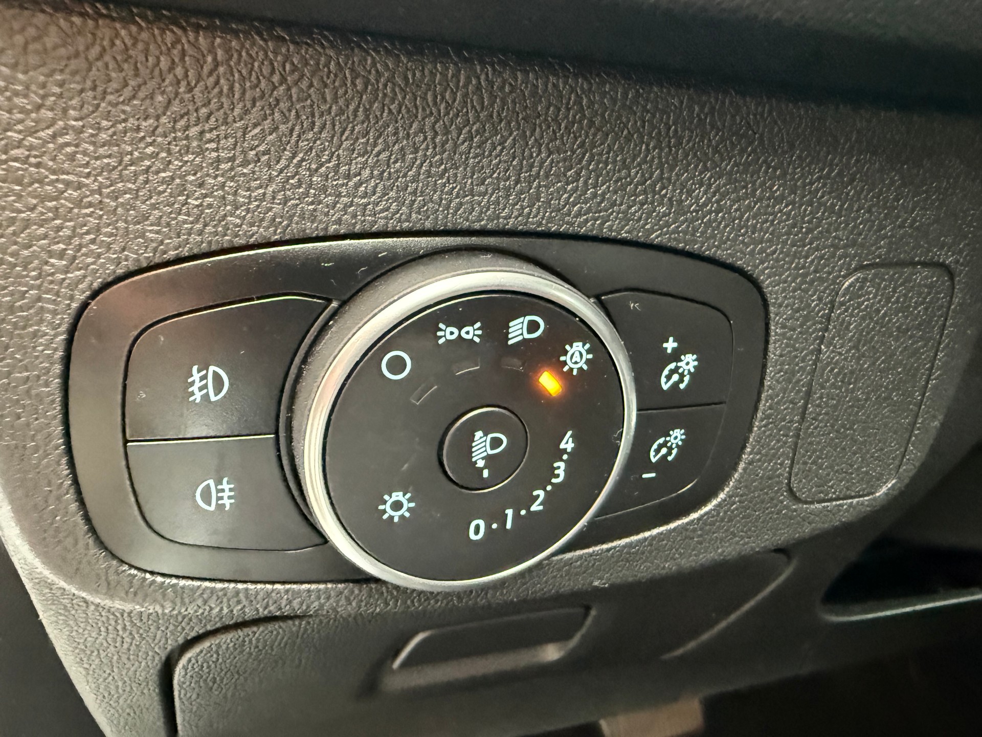 FORD Focus 1.5 TDCi Cool Connect Automatic-image-6