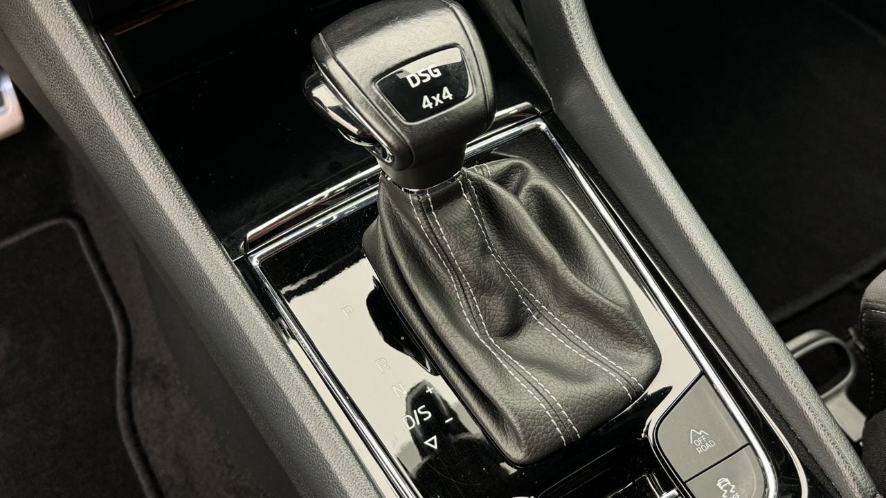 SKODA Karoq 2.0 TSI SportLine 4x4 DSG-image-10