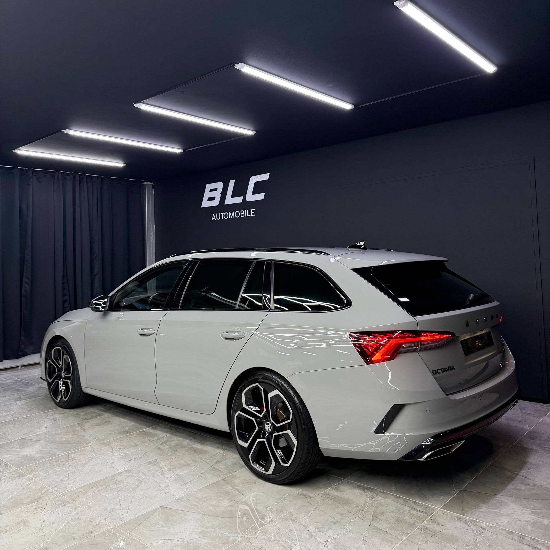SKODA Octavia Combi 2.0 TDI DSG RS 4x4-image-4