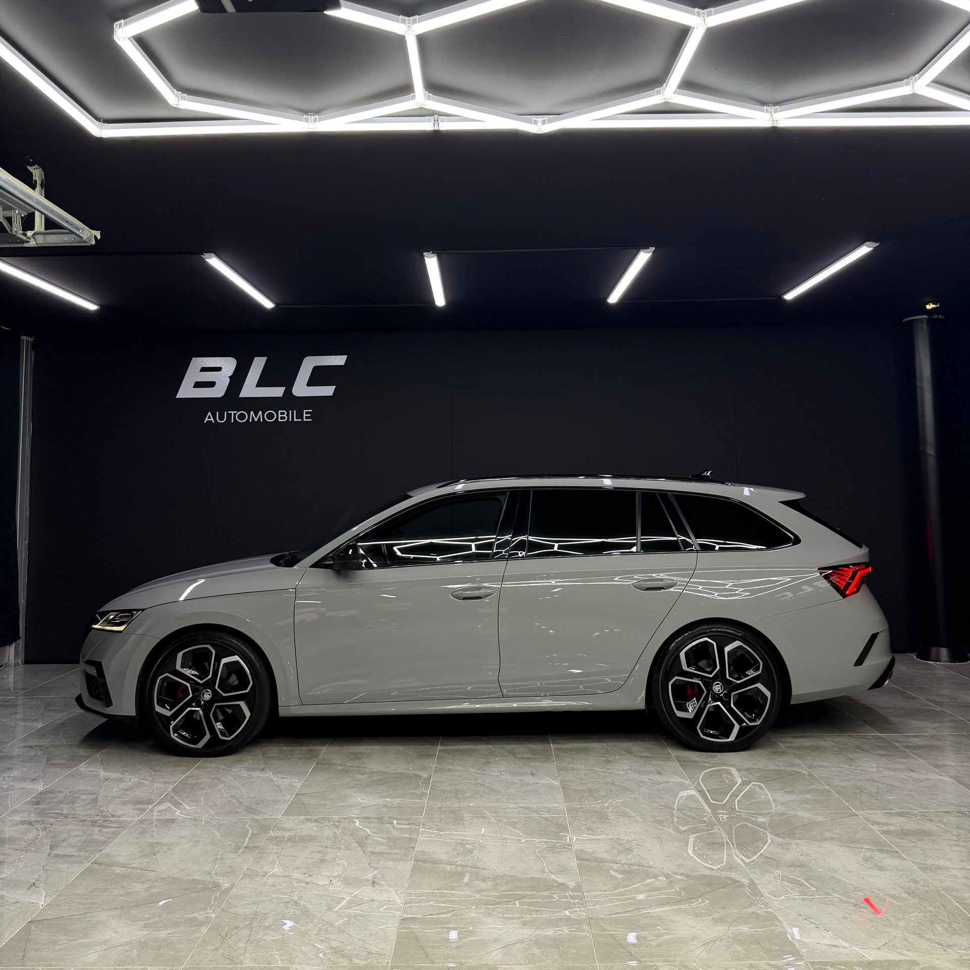 SKODA Octavia Combi 2.0 TDI DSG RS 4x4-image-2