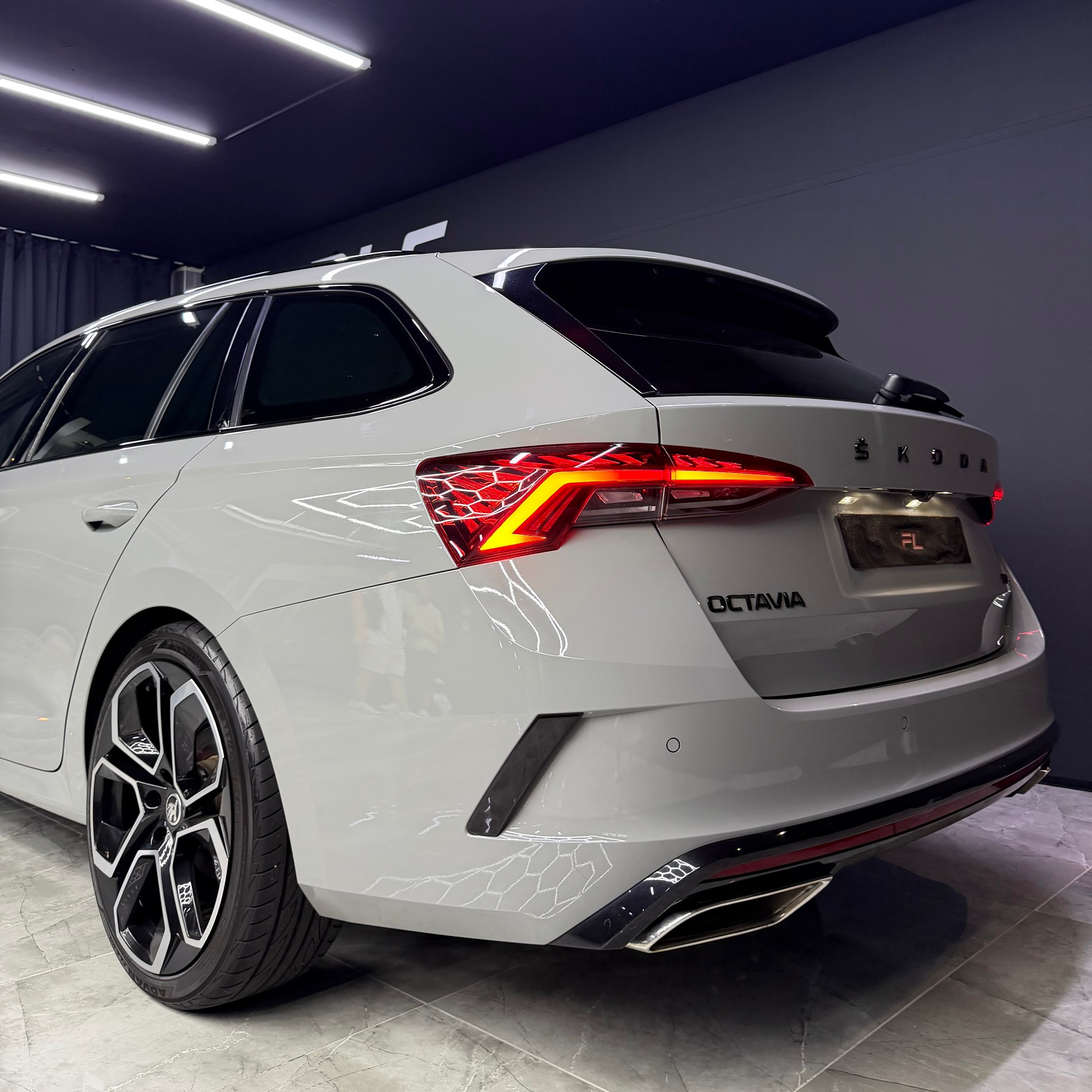 SKODA Octavia Combi 2.0 TDI DSG RS 4x4-image-5