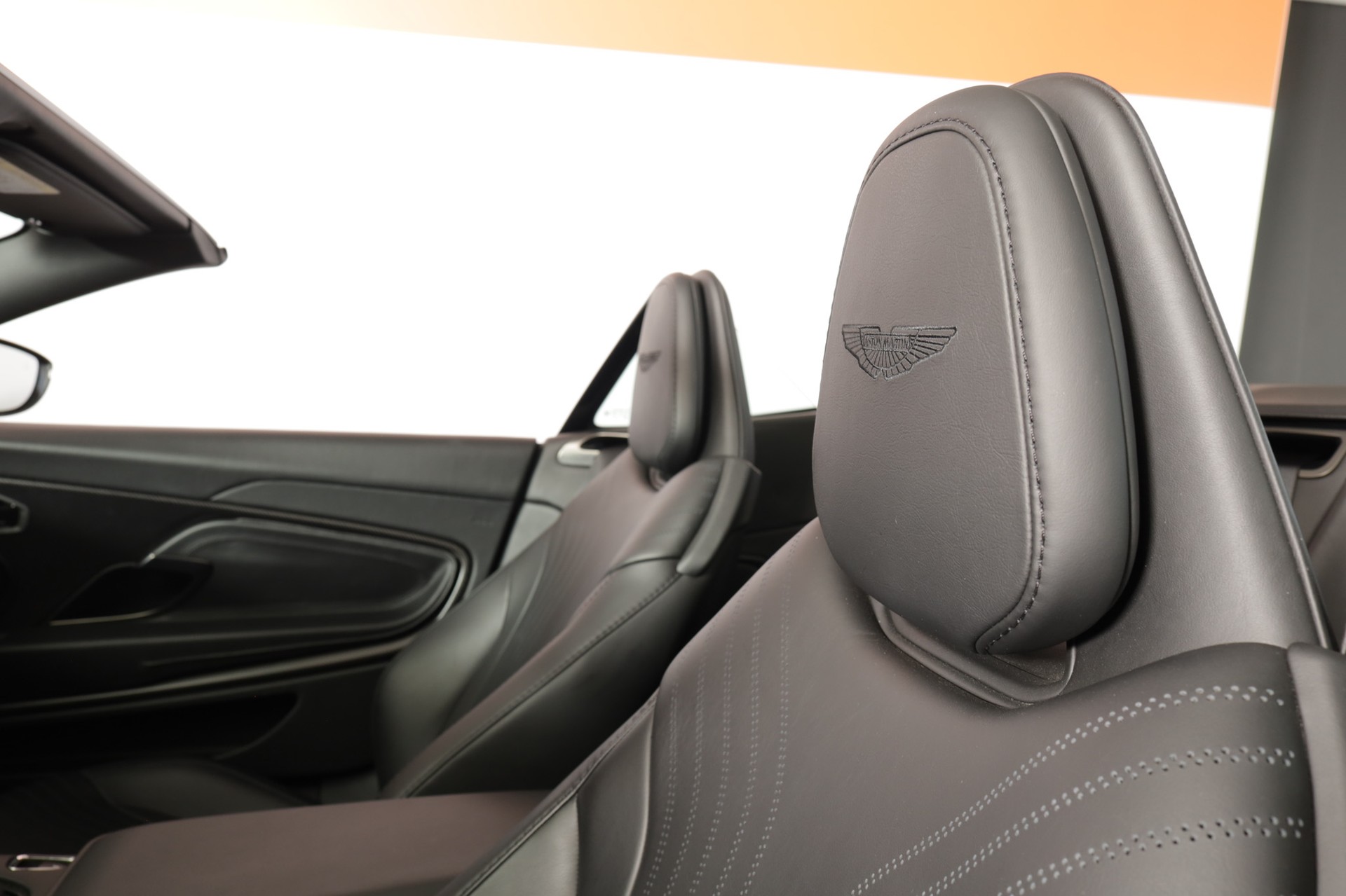 ASTON MARTIN DB11 V8 Volante Touchtronic 3 Shadow Edition-image-28
