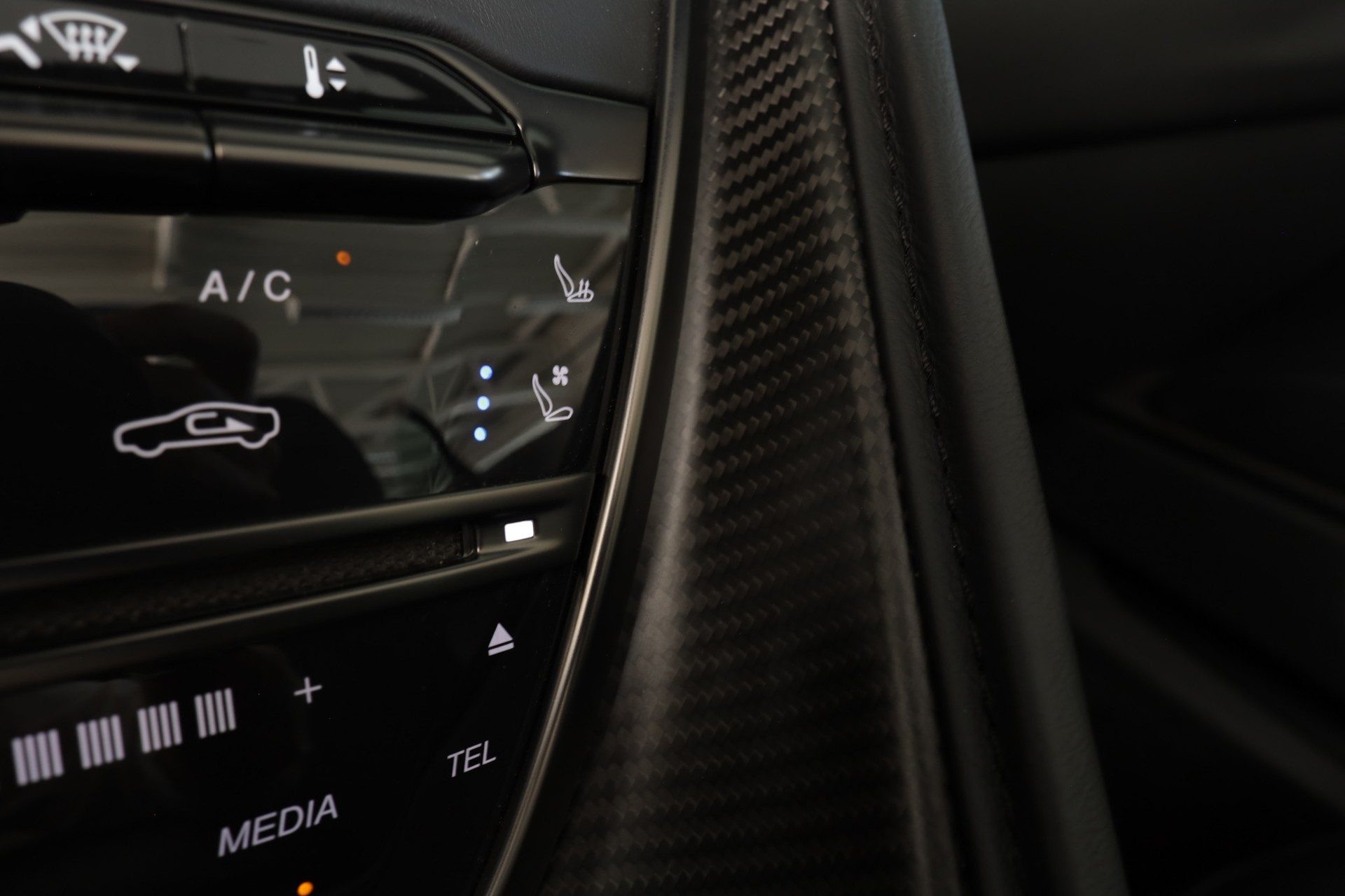 ASTON MARTIN DB11 V8 Volante Touchtronic 3 Shadow Edition-image-15
