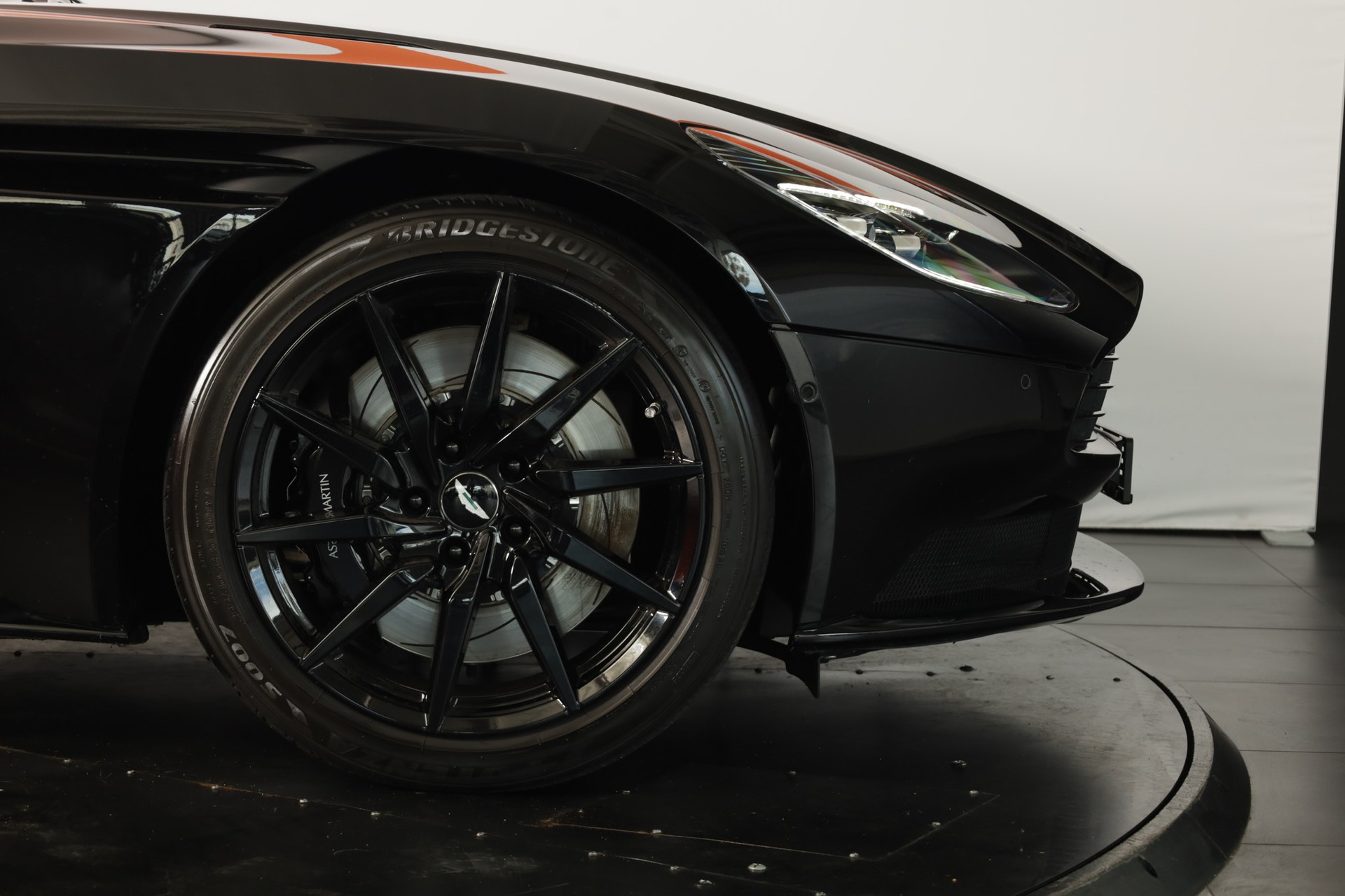 ASTON MARTIN DB11 V8 Volante Touchtronic 3 Shadow Edition-image-30