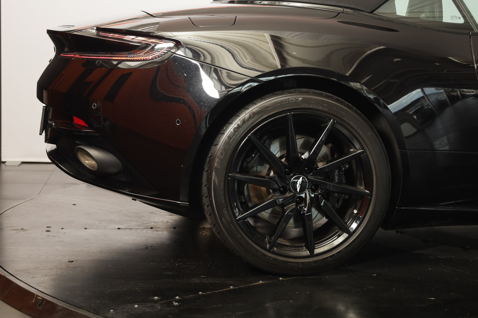 ASTON MARTIN DB11 V8 Volante Touchtronic 3 Shadow Edition-image-29