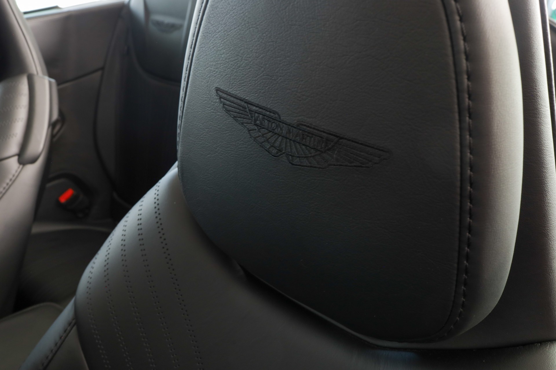 ASTON MARTIN DB11 V8 Volante Touchtronic 3 Shadow Edition-image-13